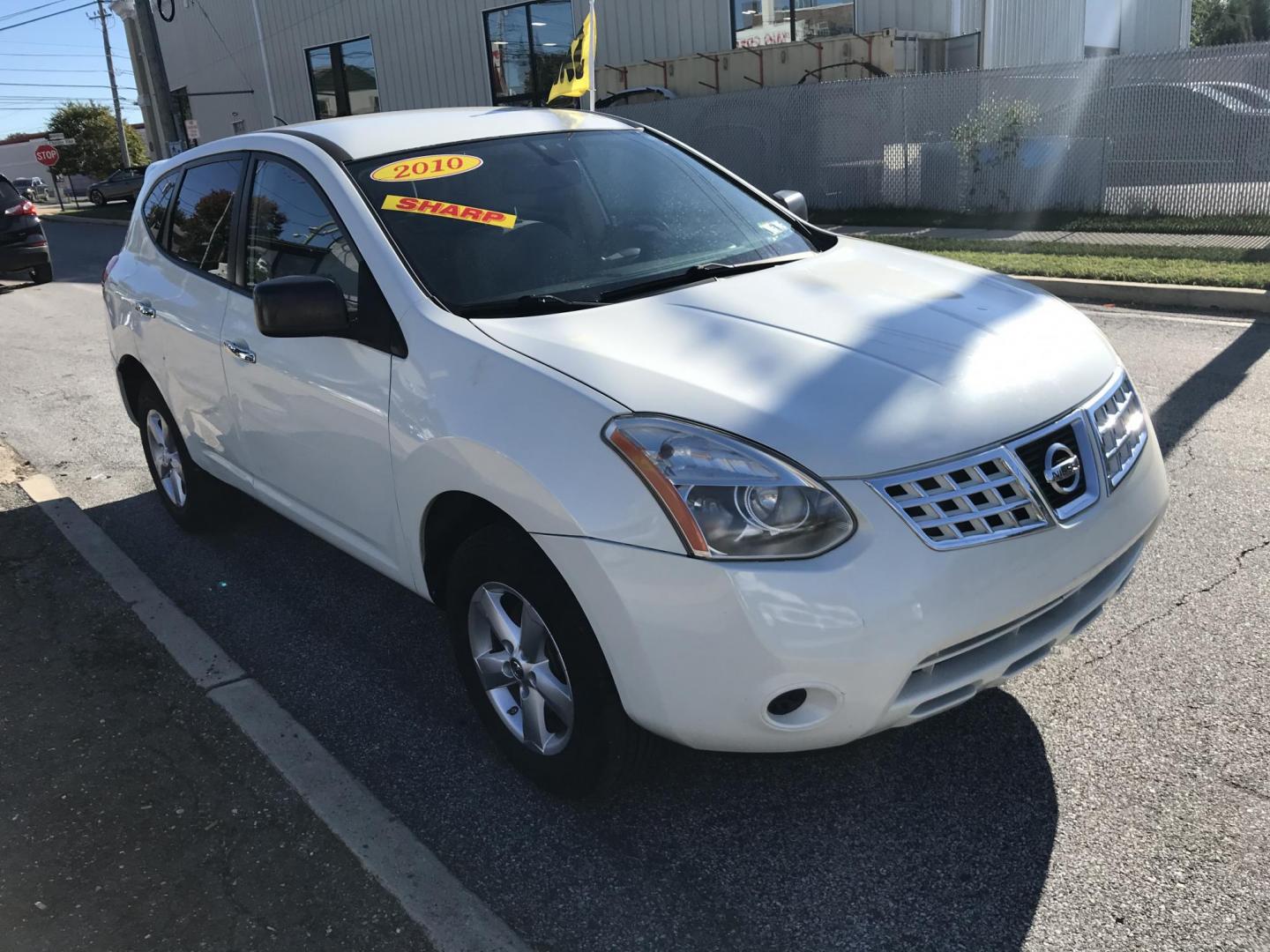 2010 White /Gray Nissan Rogue S AWD (JN8AS5MV0AW) with an 2.5L L4 DOHC 16V engine, CVT transmission, located at 577 Chester Pike, Prospect Park, PA, 19076, (610) 237-1015, 39.886154, -75.302338 - Photo#3