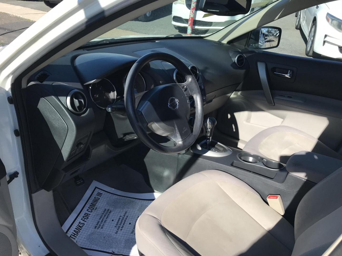 2010 White /Gray Nissan Rogue S AWD (JN8AS5MV0AW) with an 2.5L L4 DOHC 16V engine, CVT transmission, located at 577 Chester Pike, Prospect Park, PA, 19076, (610) 237-1015, 39.886154, -75.302338 - Photo#7