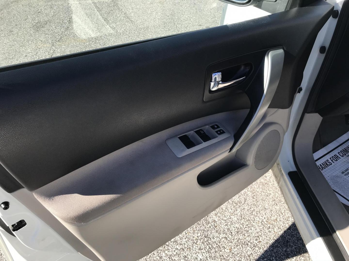 2010 White /Gray Nissan Rogue S AWD (JN8AS5MV0AW) with an 2.5L L4 DOHC 16V engine, CVT transmission, located at 577 Chester Pike, Prospect Park, PA, 19076, (610) 237-1015, 39.886154, -75.302338 - Photo#8