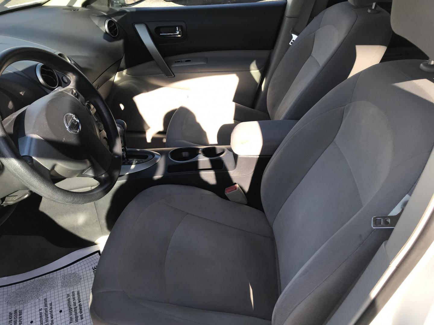 2010 White /Gray Nissan Rogue S AWD (JN8AS5MV0AW) with an 2.5L L4 DOHC 16V engine, CVT transmission, located at 577 Chester Pike, Prospect Park, PA, 19076, (610) 237-1015, 39.886154, -75.302338 - Photo#9