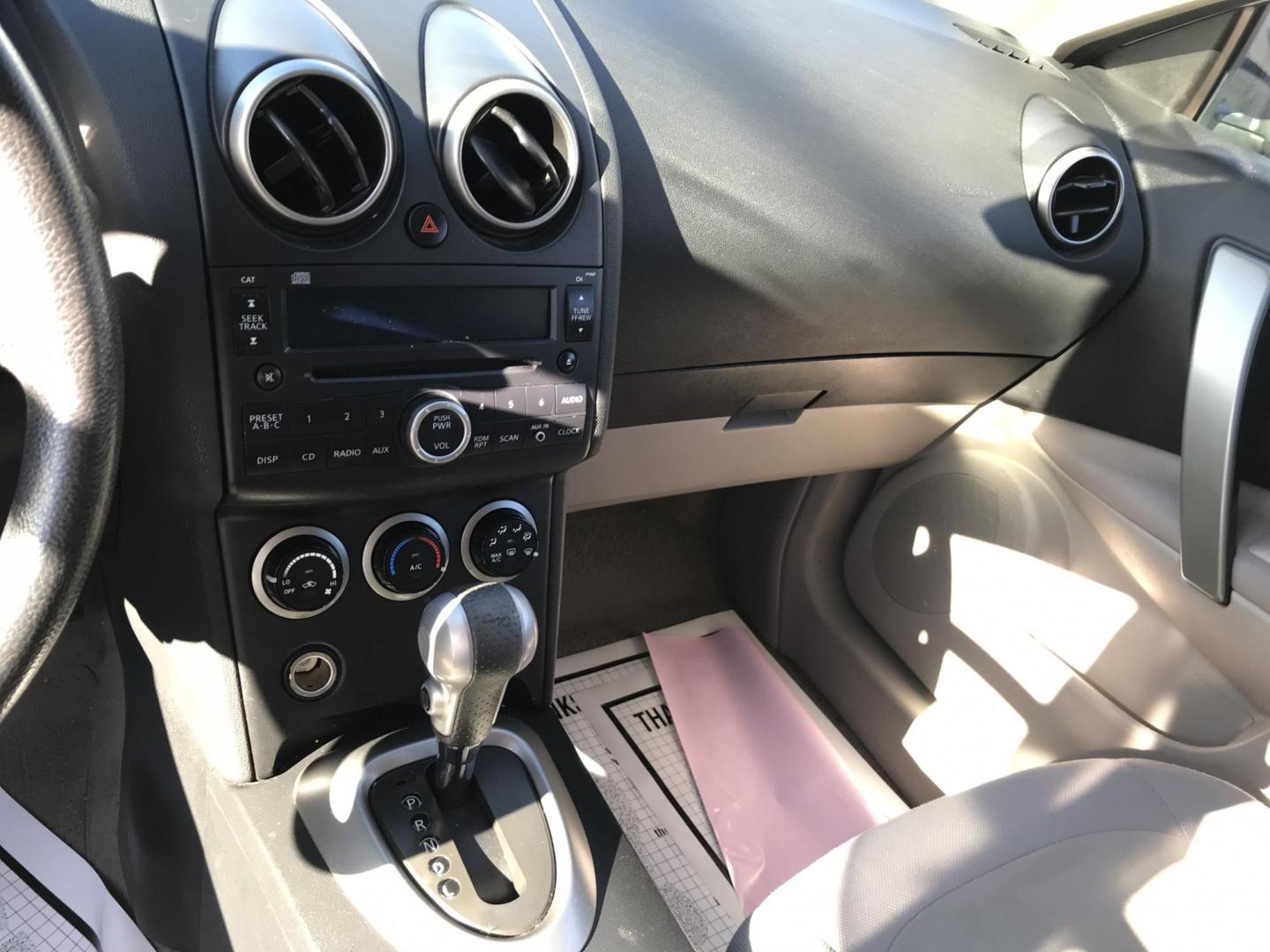 2010 White /Gray Nissan Rogue S AWD (JN8AS5MV0AW) with an 2.5L L4 DOHC 16V engine, CVT transmission, located at 577 Chester Pike, Prospect Park, PA, 19076, (610) 237-1015, 39.886154, -75.302338 - Photo#12