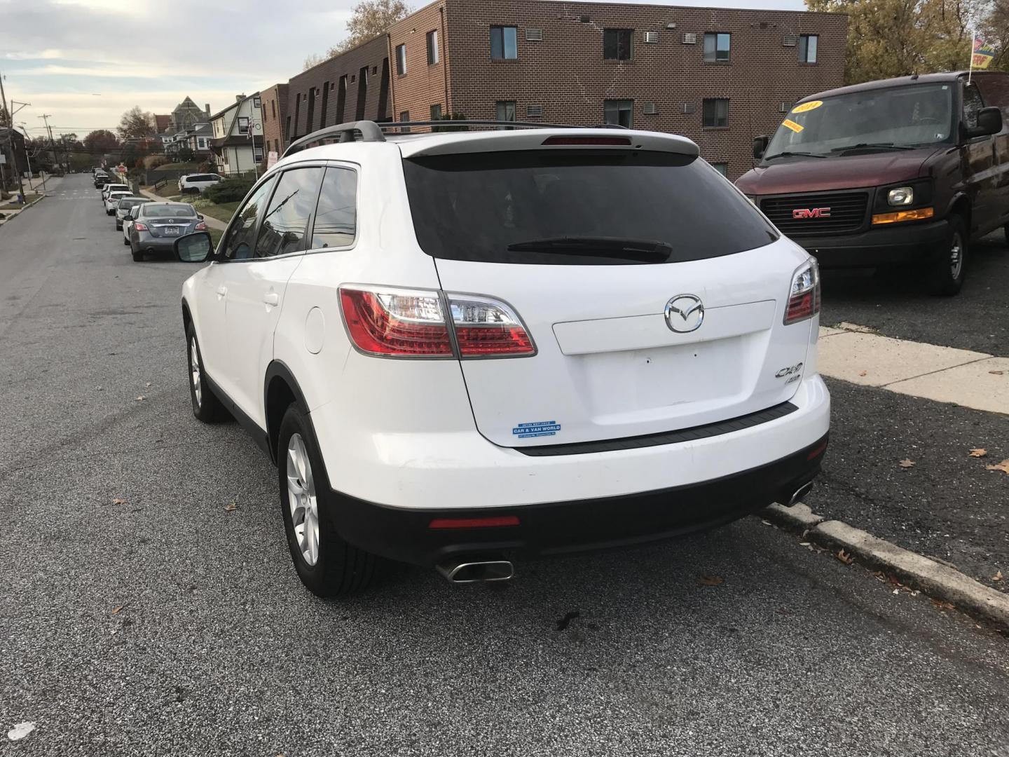 2012 White /Beige Mazda CX-9 Touring AWD (JM3TB3CV0C0) with an 3.7L V6 DOHC 24V engine, 6-Speed Automatic transmission, located at 577 Chester Pike, Prospect Park, PA, 19076, (610) 237-1015, 39.886154, -75.302338 - Photo#5