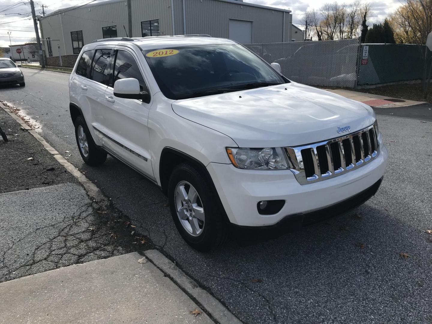 2012 White /Black Jeep Grand Cherokee Laredo 4WD (1C4RJFAG3CC) with an 3.6L V6 DOHC 24V engine, 5-Speed Automatic transmission, located at 577 Chester Pike, Prospect Park, PA, 19076, (610) 237-1015, 39.886154, -75.302338 - Photo#3
