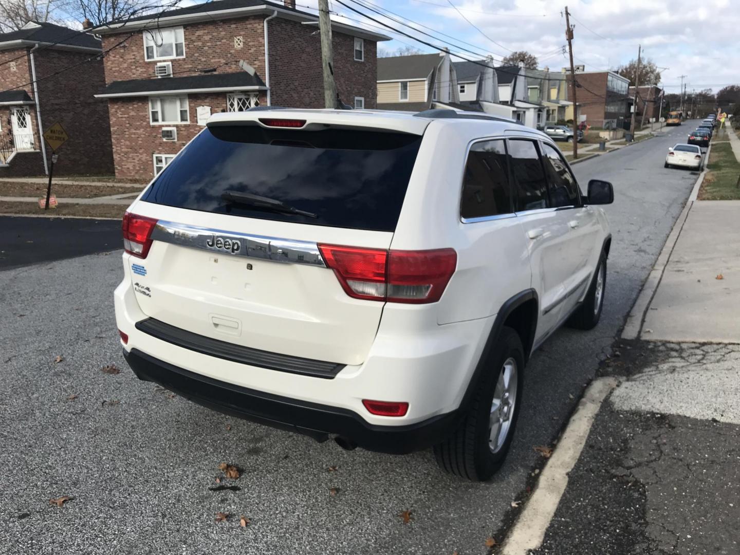 2012 White /Black Jeep Grand Cherokee Laredo 4WD (1C4RJFAG3CC) with an 3.6L V6 DOHC 24V engine, 5-Speed Automatic transmission, located at 577 Chester Pike, Prospect Park, PA, 19076, (610) 237-1015, 39.886154, -75.302338 - Photo#4
