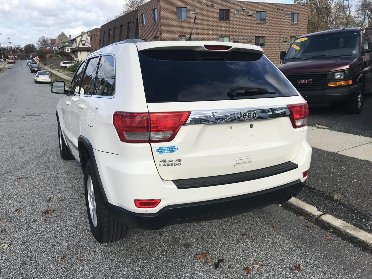 2012 White /Black Jeep Grand Cherokee Laredo 4WD (1C4RJFAG3CC) with an 3.6L V6 DOHC 24V engine, 5-Speed Automatic transmission, located at 577 Chester Pike, Prospect Park, PA, 19076, (610) 237-1015, 39.886154, -75.302338 - Photo#5