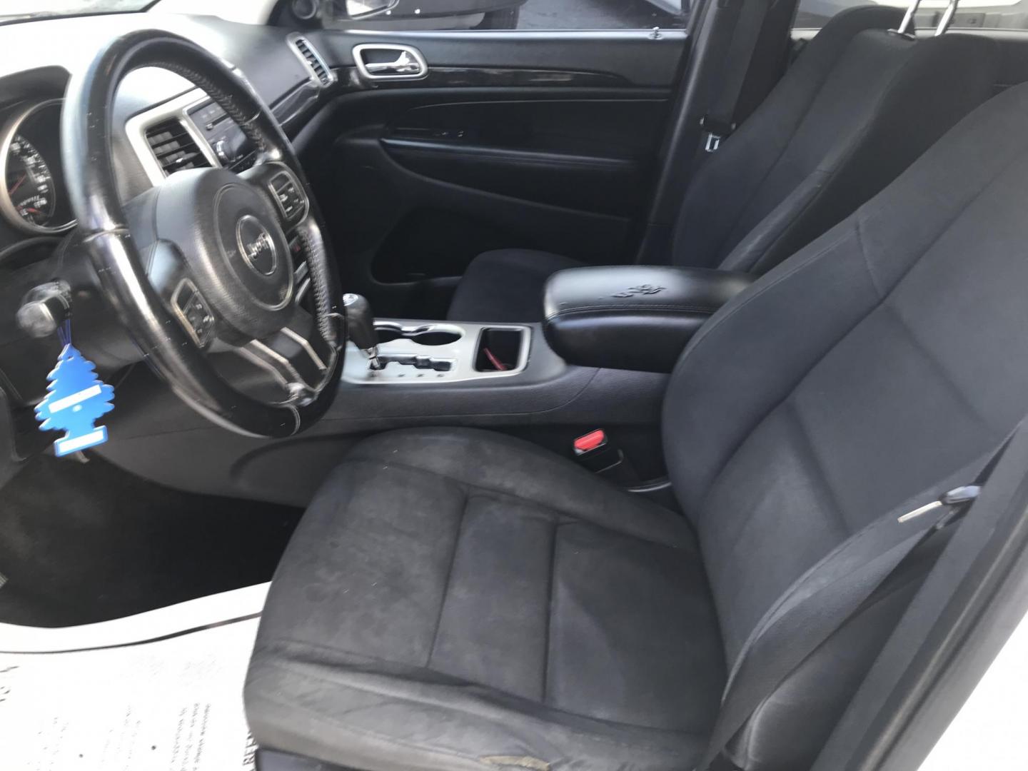 2012 White /Black Jeep Grand Cherokee Laredo 4WD (1C4RJFAG3CC) with an 3.6L V6 DOHC 24V engine, 5-Speed Automatic transmission, located at 577 Chester Pike, Prospect Park, PA, 19076, (610) 237-1015, 39.886154, -75.302338 - Photo#9