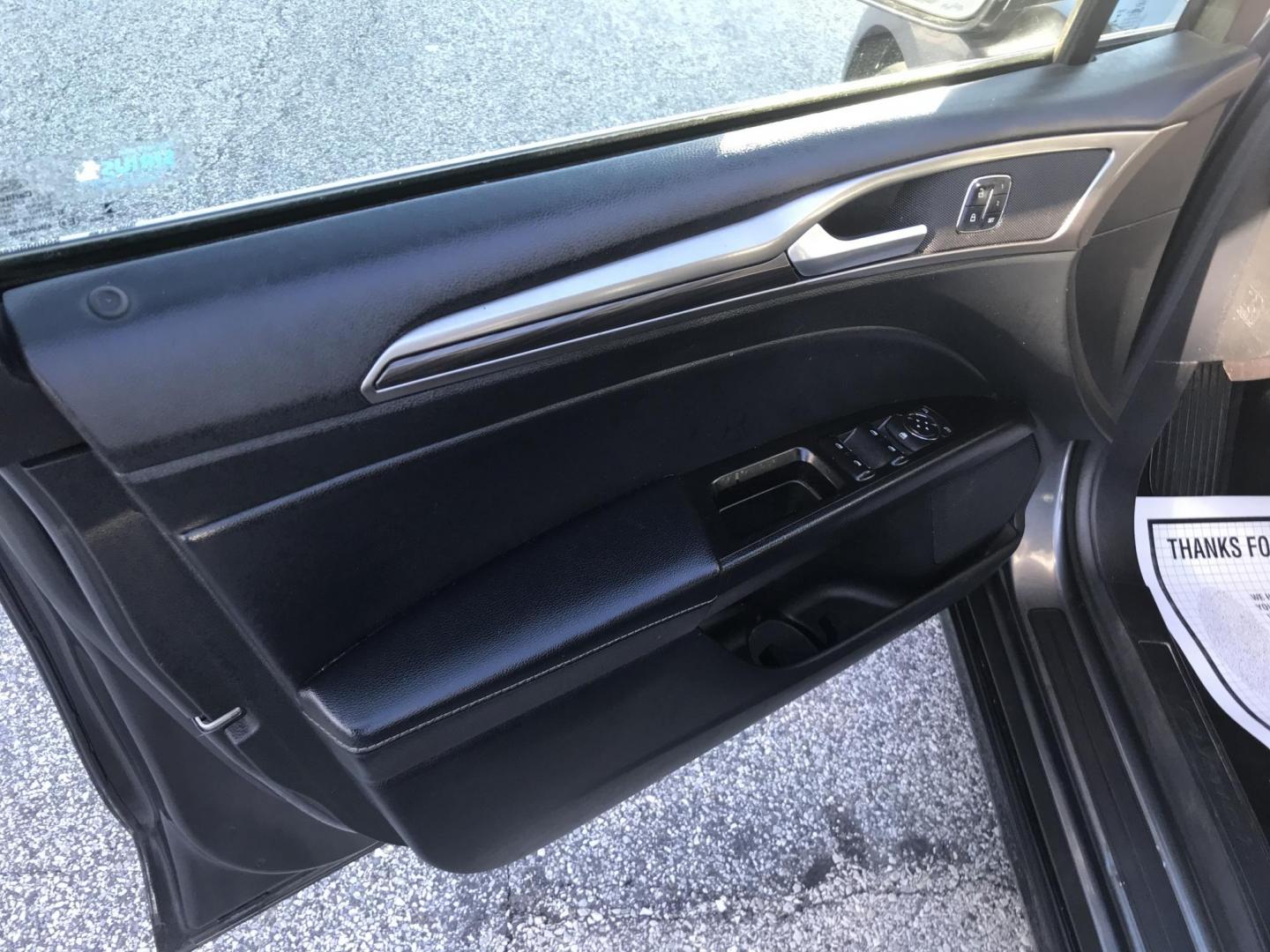 2017 Gray /Black Ford Fusion SE (3FA6P0H96HR) with an 2.0L L4 DOHC 16V engine, 6A transmission, located at 577 Chester Pike, Prospect Park, PA, 19076, (610) 237-1015, 39.886154, -75.302338 - Photo#7