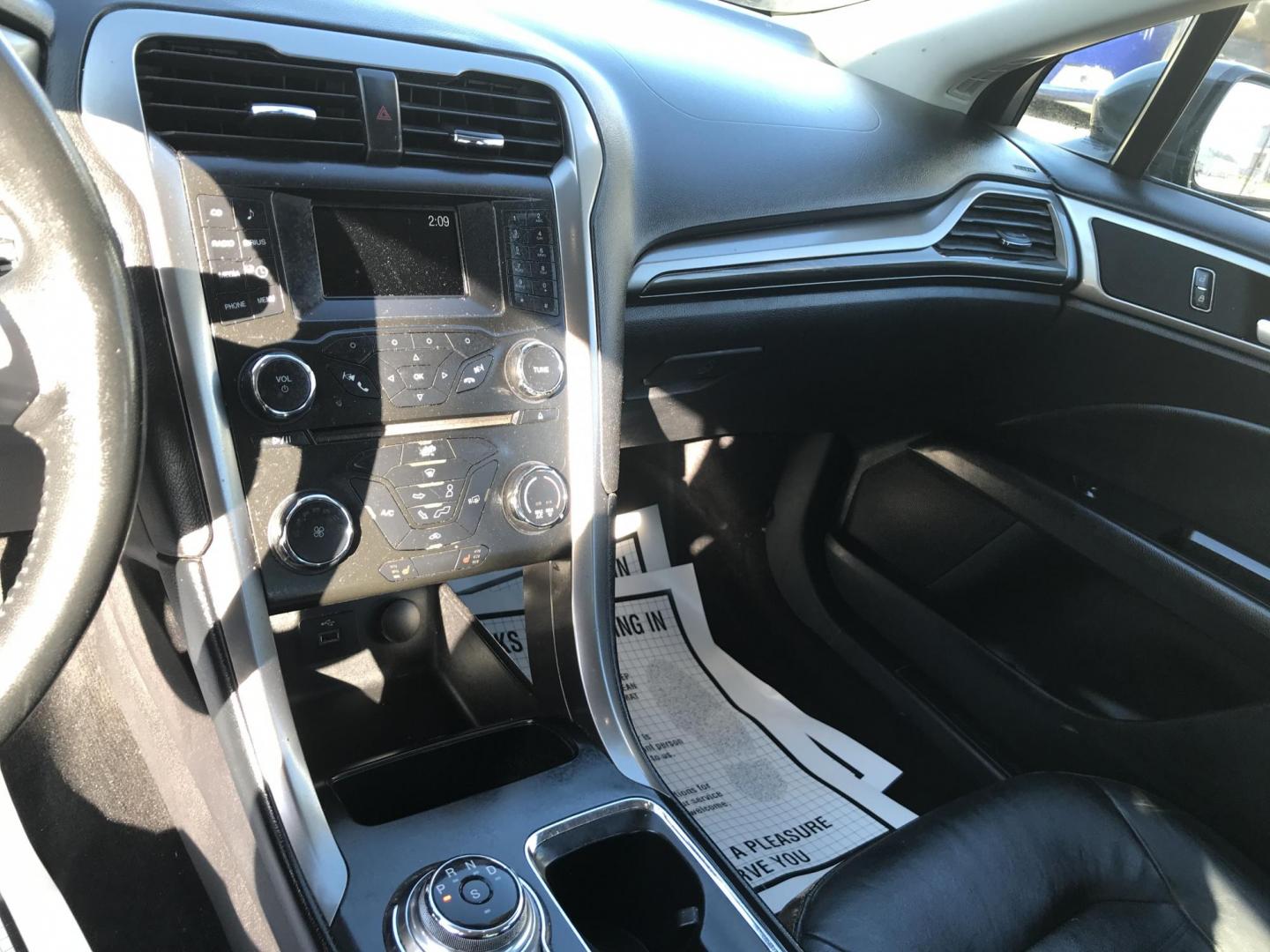 2017 Gray /Black Ford Fusion SE (3FA6P0H96HR) with an 2.0L L4 DOHC 16V engine, 6A transmission, located at 577 Chester Pike, Prospect Park, PA, 19076, (610) 237-1015, 39.886154, -75.302338 - Photo#11