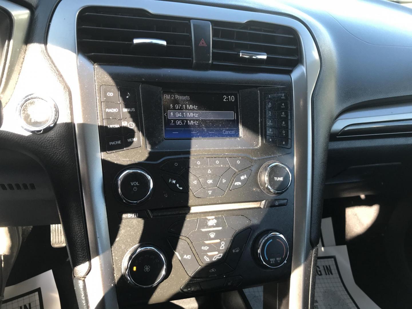 2017 Gray /Black Ford Fusion SE (3FA6P0H96HR) with an 2.0L L4 DOHC 16V engine, 6A transmission, located at 577 Chester Pike, Prospect Park, PA, 19076, (610) 237-1015, 39.886154, -75.302338 - Photo#12