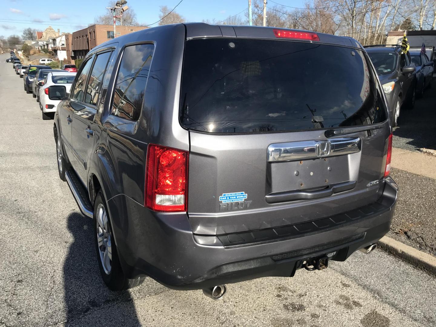 2015 Gray /Gray Honda Pilot EX-L 4WD 5-Spd AT (5FNYF4H50FB) with an 3.5L V6 SOHC 24V engine, 5-Speed Automatic transmission, located at 577 Chester Pike, Prospect Park, PA, 19076, (610) 237-1015, 39.886154, -75.302338 - 2015 Honda Pilot EX-L: Only 96k miles, 3rd row seating, 4x4, sunroof, backup camera, new PA inspection, runs LIKE NEW! This vehicle comes inspected and has been given a bumper to bumper safety check. It is very clean, reliable, and well maintained. We offer a unique pay plan that is known for bei - Photo#5