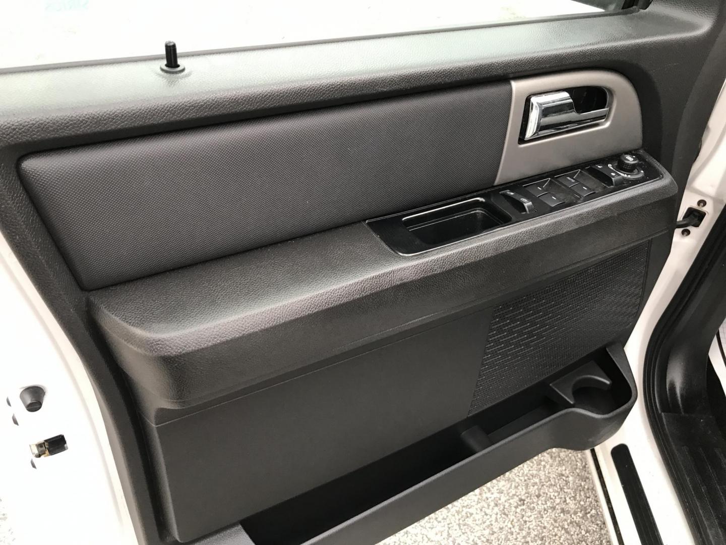 2014 White /Black Ford Expedition Limited 4WD (1FMJU2A56EE) with an 5.4L V8 SOHC 16V FFV engine, 6-Speed Automatic transmission, located at 577 Chester Pike, Prospect Park, PA, 19076, (610) 237-1015, 39.886154, -75.302338 - 2014 Ford Expedition LIMITED: 3rd row seating, 4x4, sunroof, DVD player in headrests, backup camera, navigation system, runs LIKE NEW! This vehicle comes inspected and has been given a bumper to bumper safety check. It is very clean, reliable, and well maintained. We offer a unique pay plan that - Photo#10