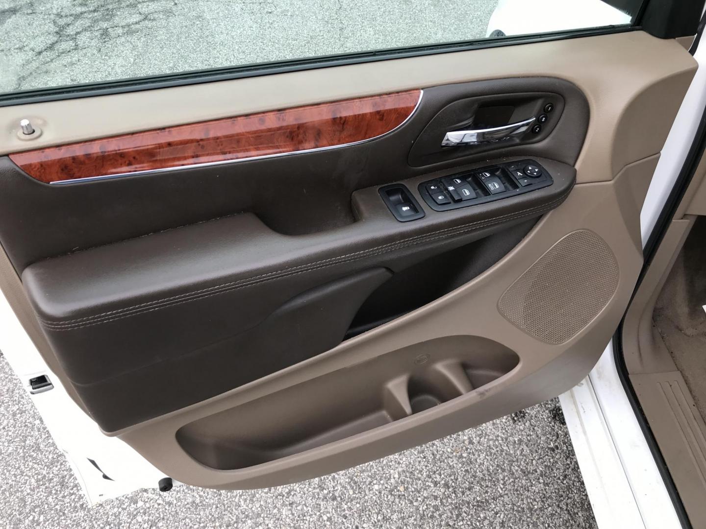 2013 White /Tan Chrysler Town & Country Limited (2C4RC1GG0DR) with an 3.6L V6 DOHC 24V engine, 6-Speed Automatic transmission, located at 577 Chester Pike, Prospect Park, PA, 19076, (610) 237-1015, 39.886154, -75.302338 - 2013 Chrysler Town & Country LIMITED: Only 93k miles, stow n' go seating, DVD player, backup camera, SUPER CLEAN, runs LIKE NEW! This vehicle comes inspected and has been given a bumper to bumper safety check. It is very clean, reliable, and well maintained. We offer a unique pay plan that is kno - Photo#8