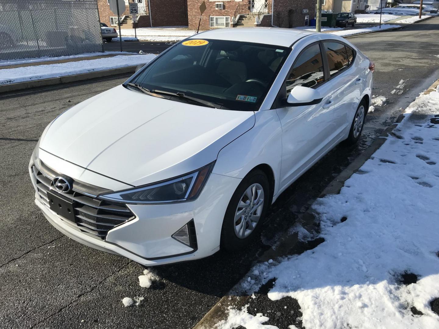 2019 White /Gray Hyundai Elantra SE 6AT (5NPD74LF8KH) with an 1.8L L4 DOHC 16V engine, 6A transmission, located at 577 Chester Pike, Prospect Park, PA, 19076, (610) 237-1015, 39.886154, -75.302338 - Photo#3