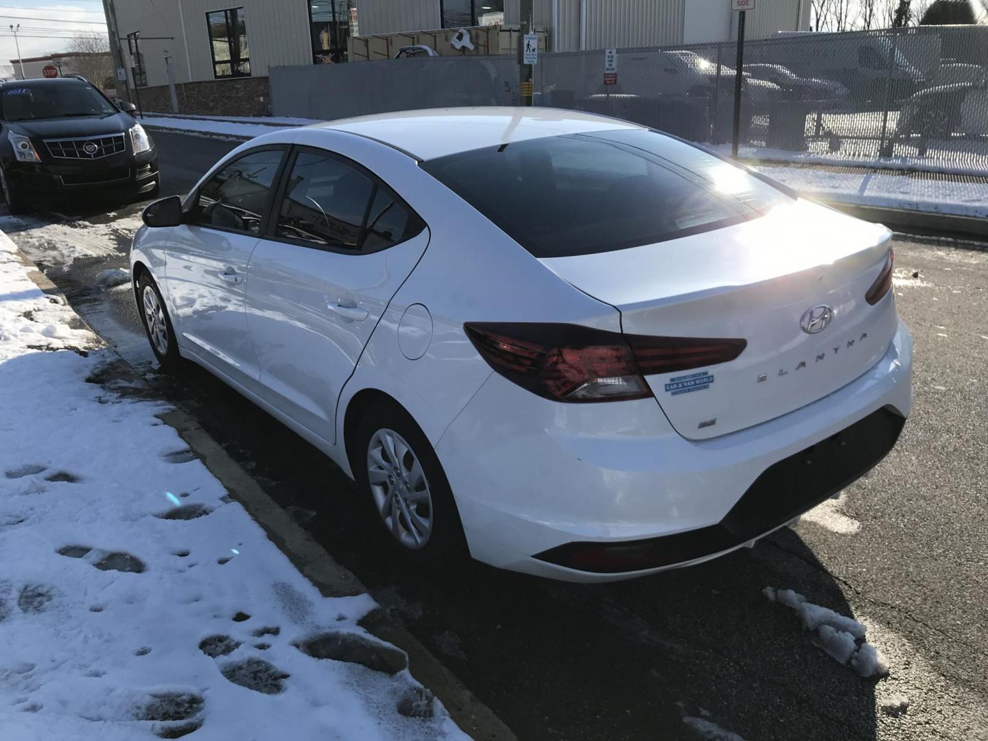 2019 White /Gray Hyundai Elantra SE 6AT (5NPD74LF8KH) with an 1.8L L4 DOHC 16V engine, 6A transmission, located at 577 Chester Pike, Prospect Park, PA, 19076, (610) 237-1015, 39.886154, -75.302338 - Photo#4