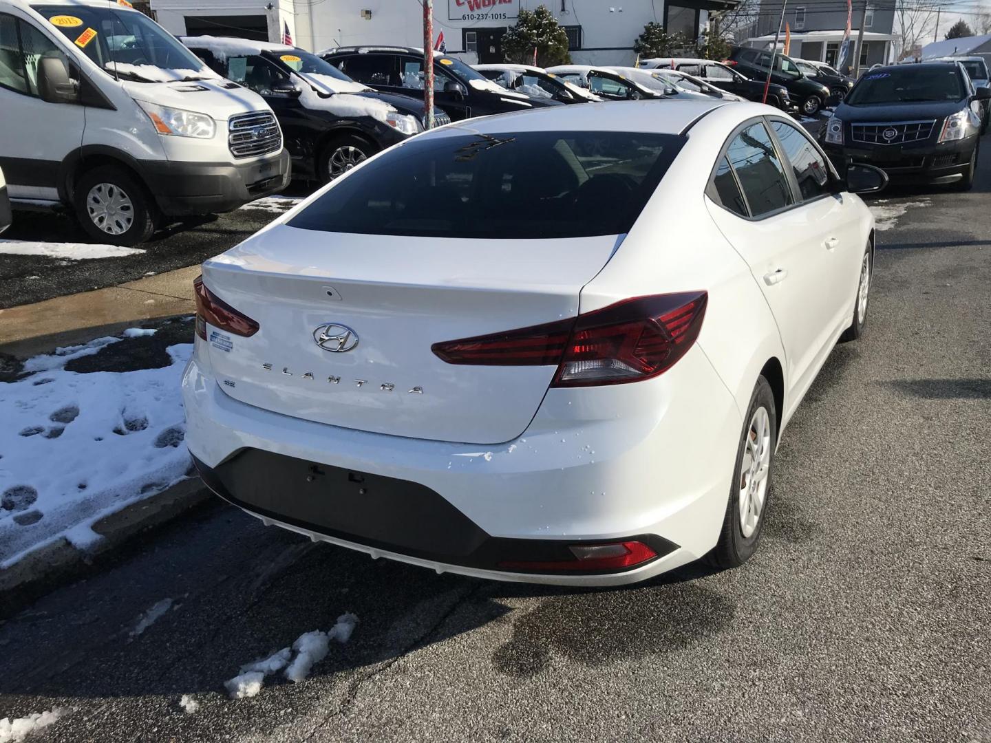 2019 White /Gray Hyundai Elantra SE 6AT (5NPD74LF8KH) with an 1.8L L4 DOHC 16V engine, 6A transmission, located at 577 Chester Pike, Prospect Park, PA, 19076, (610) 237-1015, 39.886154, -75.302338 - Photo#5