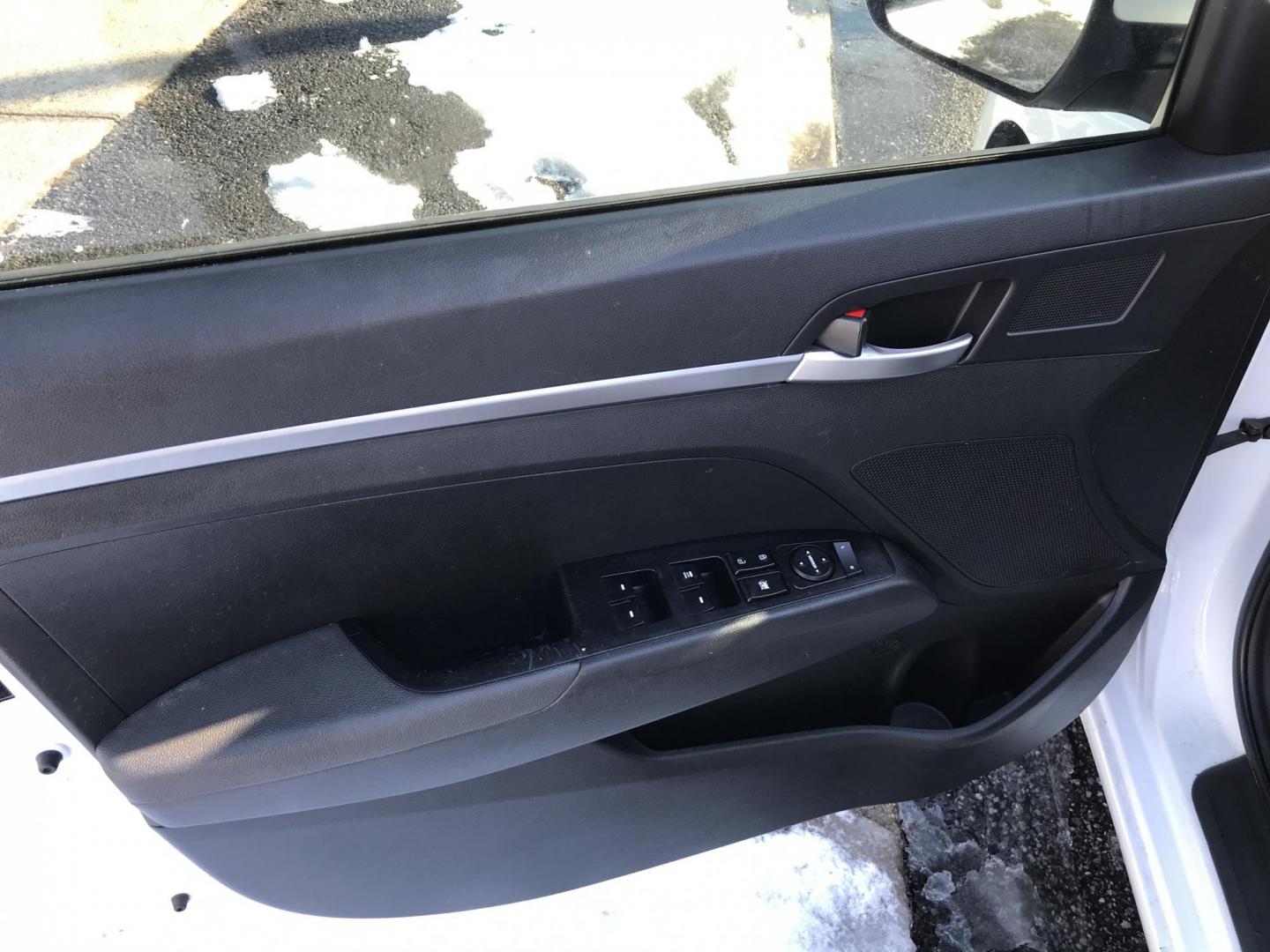 2019 White /Gray Hyundai Elantra SE 6AT (5NPD74LF8KH) with an 1.8L L4 DOHC 16V engine, 6A transmission, located at 577 Chester Pike, Prospect Park, PA, 19076, (610) 237-1015, 39.886154, -75.302338 - Photo#8