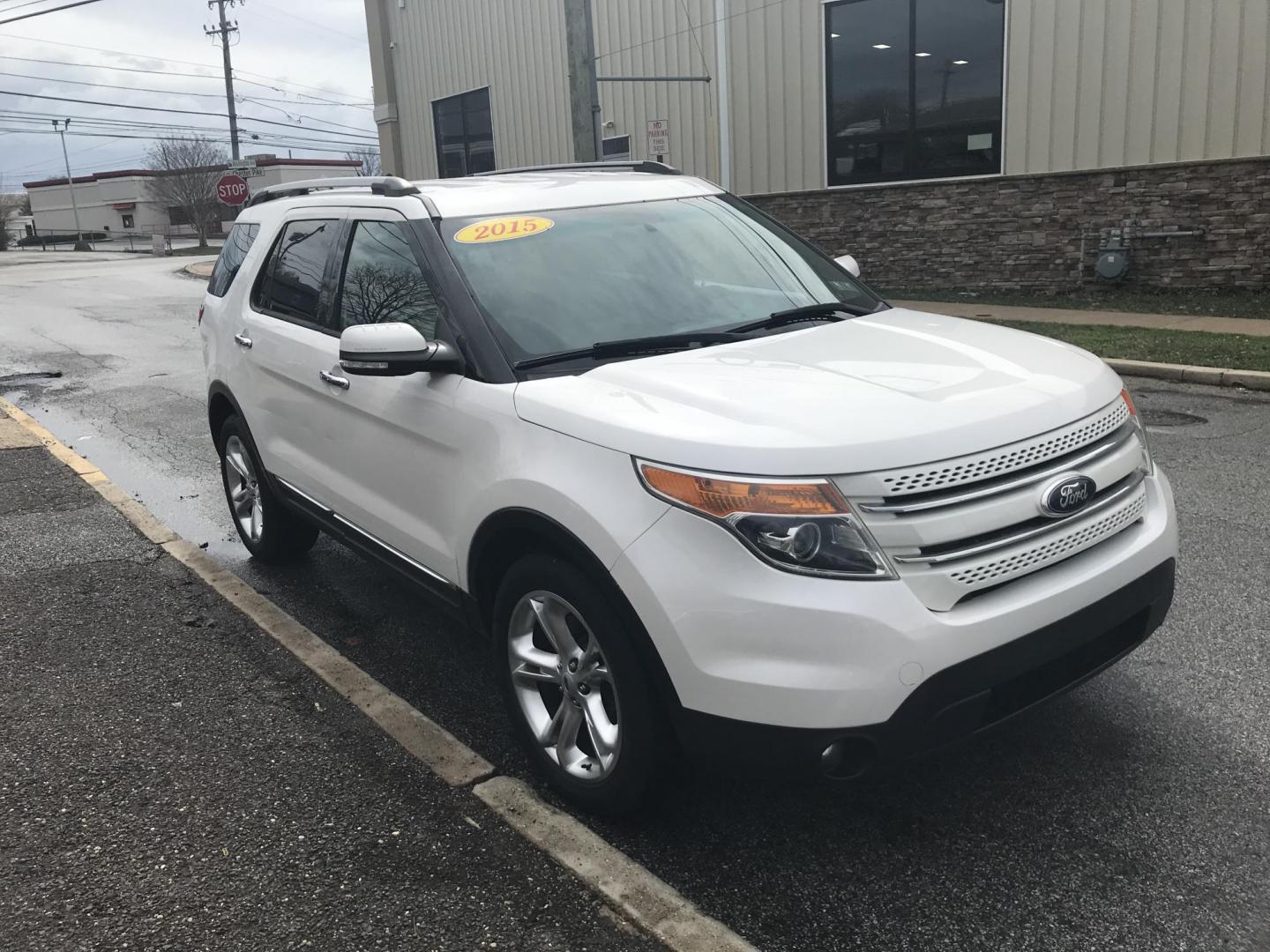 2015 White /Tan Ford Explorer Limited 4WD (1FM5K8F8XFG) with an 3.5L V6 DOHC 24V engine, 6-Speed Automatic transmission, located at 577 Chester Pike, Prospect Park, PA, 19076, (610) 237-1015, 39.886154, -75.302338 - Photo#3