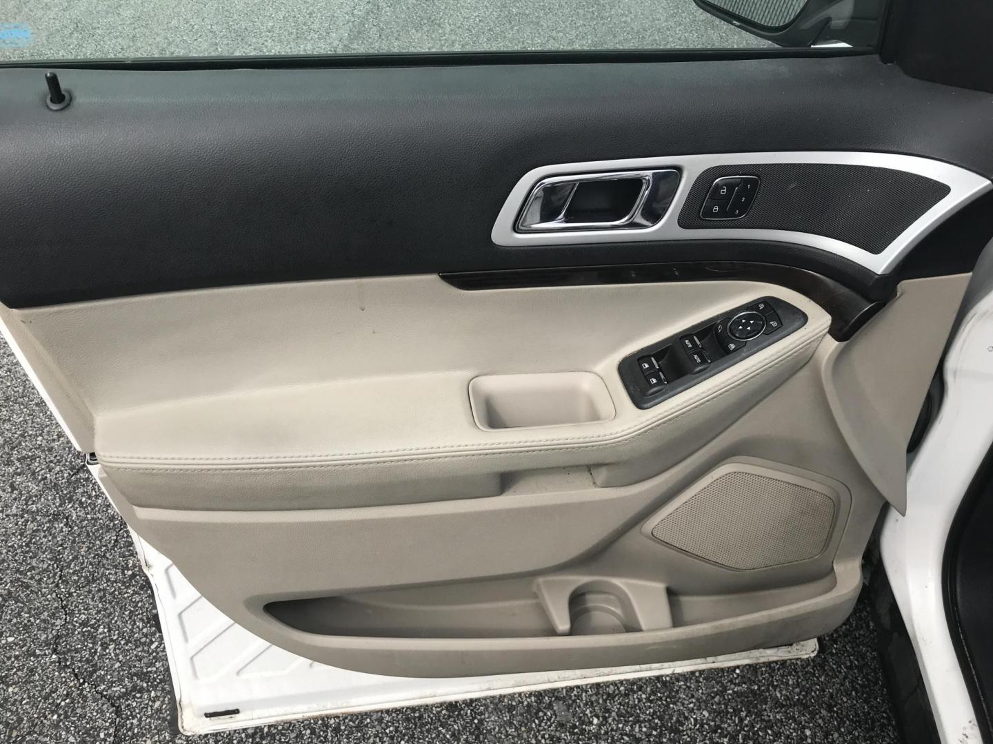 2015 White /Tan Ford Explorer Limited 4WD (1FM5K8F8XFG) with an 3.5L V6 DOHC 24V engine, 6-Speed Automatic transmission, located at 577 Chester Pike, Prospect Park, PA, 19076, (610) 237-1015, 39.886154, -75.302338 - Photo#9