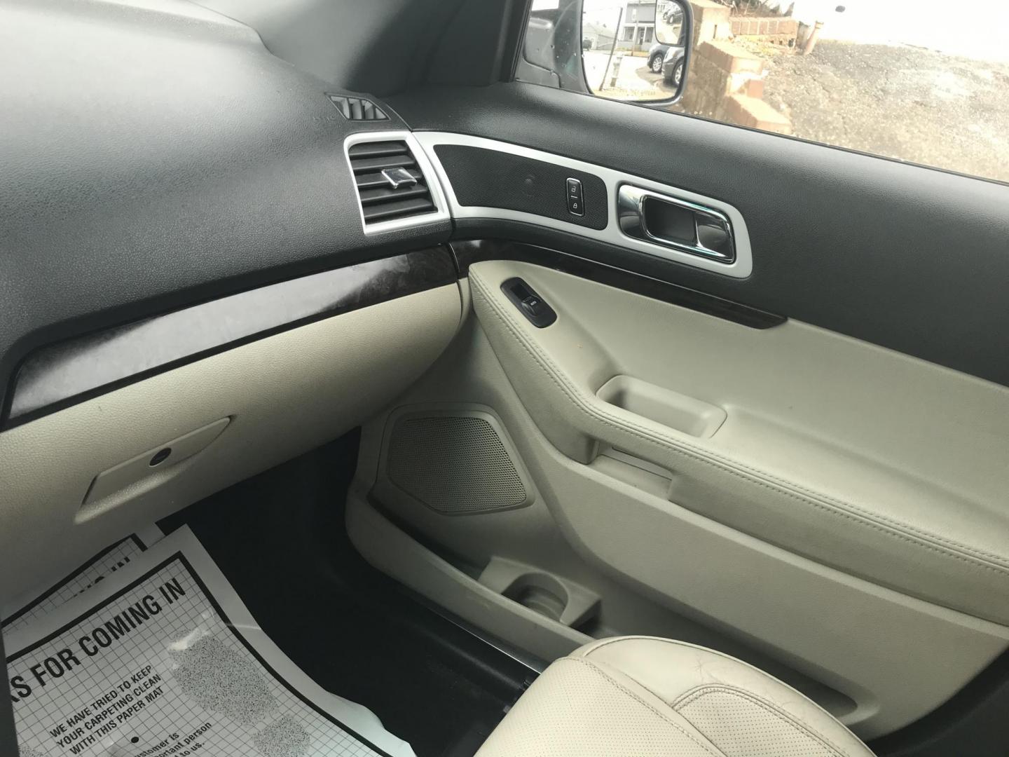 2015 White /Tan Ford Explorer Limited 4WD (1FM5K8F8XFG) with an 3.5L V6 DOHC 24V engine, 6-Speed Automatic transmission, located at 577 Chester Pike, Prospect Park, PA, 19076, (610) 237-1015, 39.886154, -75.302338 - Photo#16