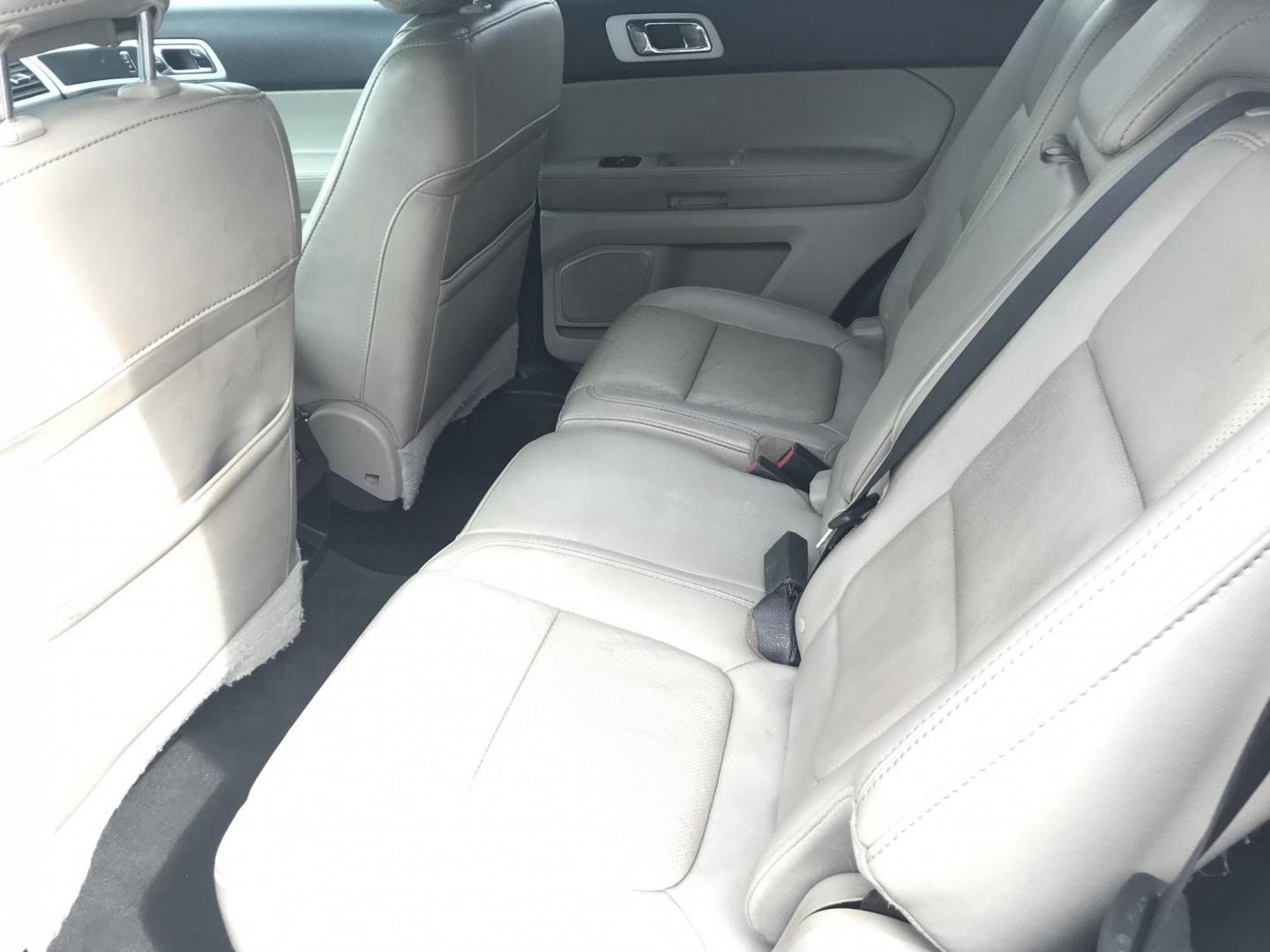 2015 White /Tan Ford Explorer Limited 4WD (1FM5K8F8XFG) with an 3.5L V6 DOHC 24V engine, 6-Speed Automatic transmission, located at 577 Chester Pike, Prospect Park, PA, 19076, (610) 237-1015, 39.886154, -75.302338 - Photo#18