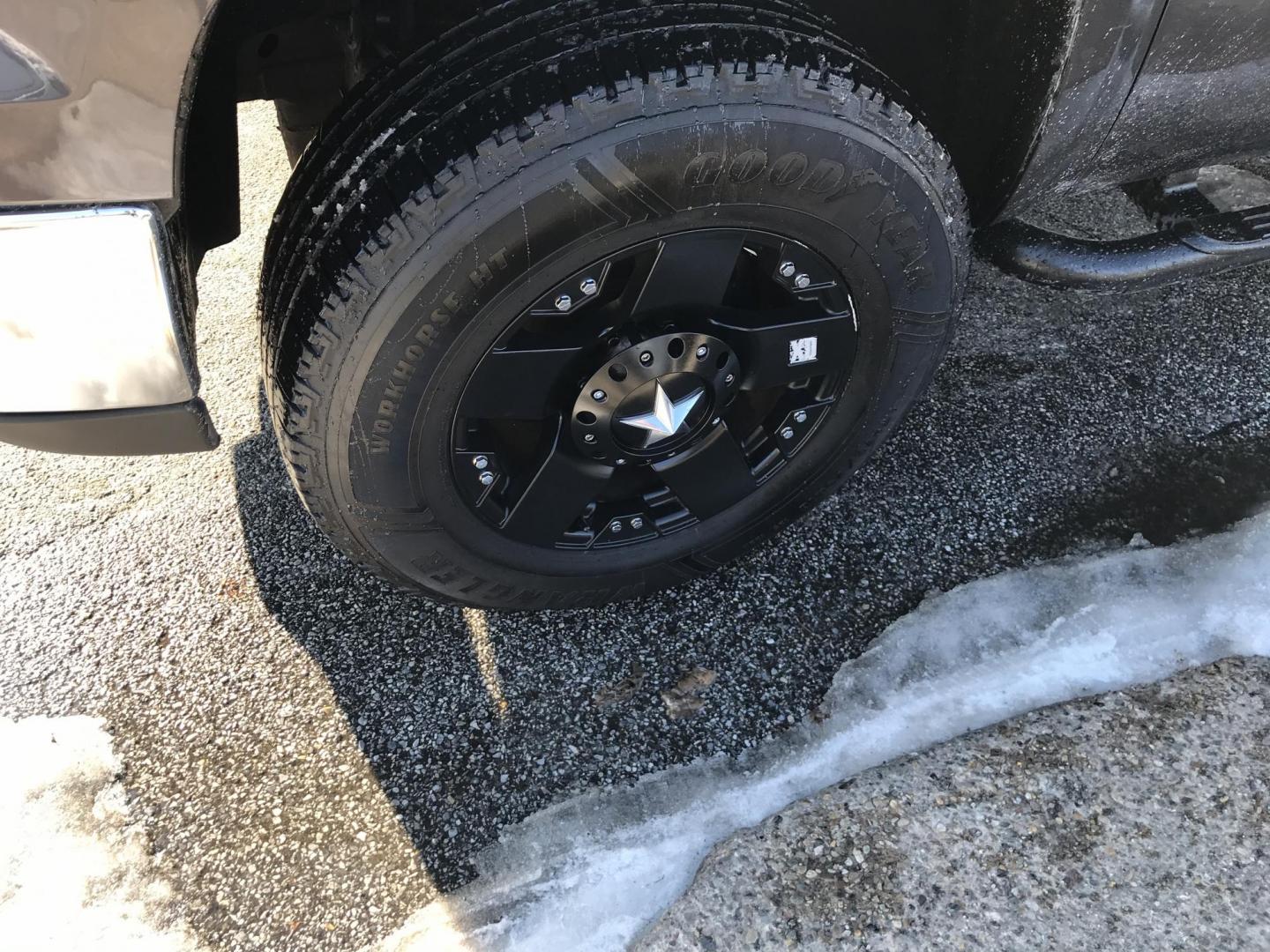 2010 Gray /Gray GMC Sierra 1500 SLE Ext. Cab 4WD (1GTSKVE35AZ) with an 5.3L V8 OHV 16V FFV engine, 4-Speed Automatic transmission, located at 577 Chester Pike, Prospect Park, PA, 19076, (610) 237-1015, 39.886154, -75.302338 - Photo#2