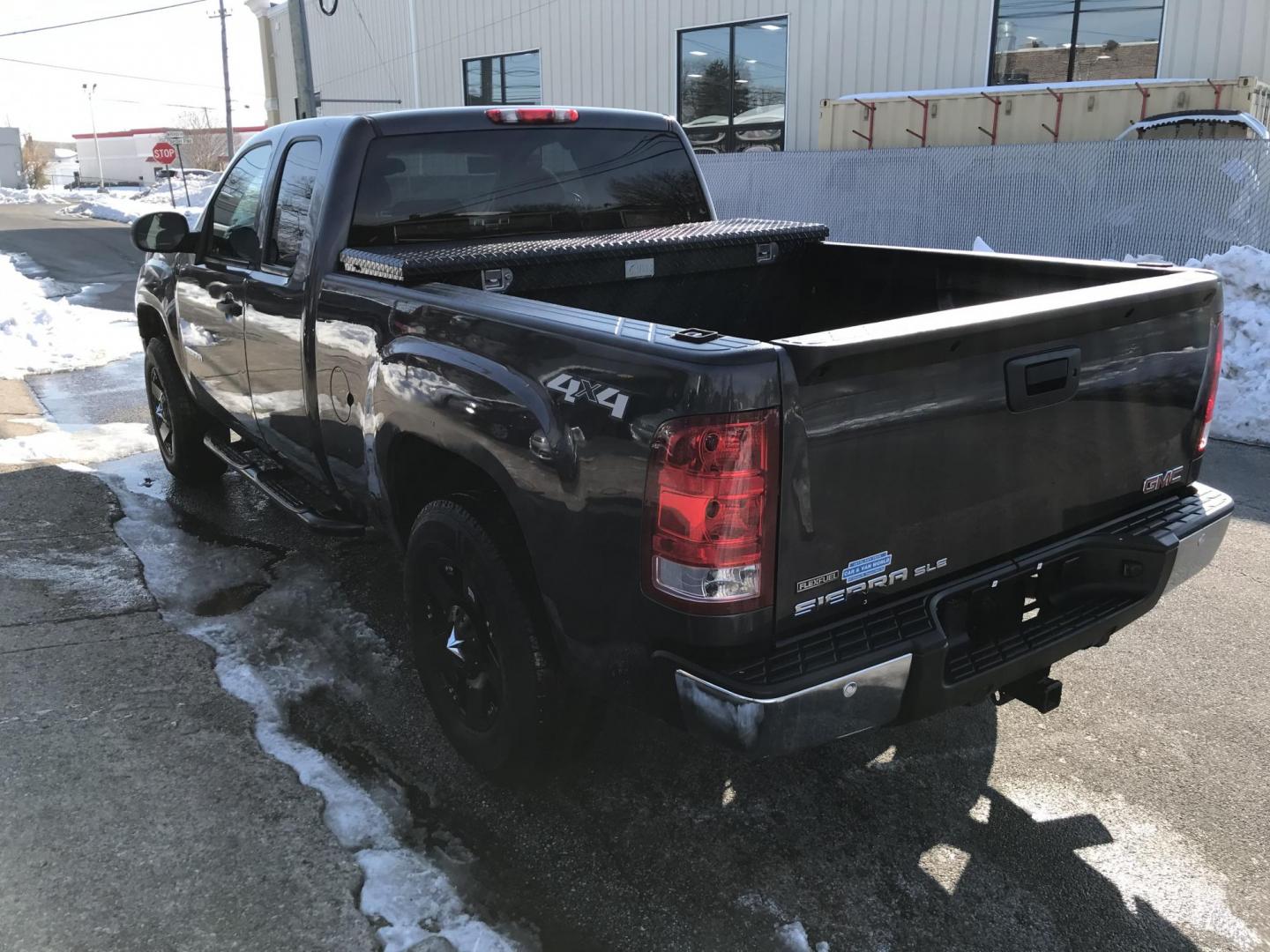 2010 Gray /Gray GMC Sierra 1500 SLE Ext. Cab 4WD (1GTSKVE35AZ) with an 5.3L V8 OHV 16V FFV engine, 4-Speed Automatic transmission, located at 577 Chester Pike, Prospect Park, PA, 19076, (610) 237-1015, 39.886154, -75.302338 - Photo#4