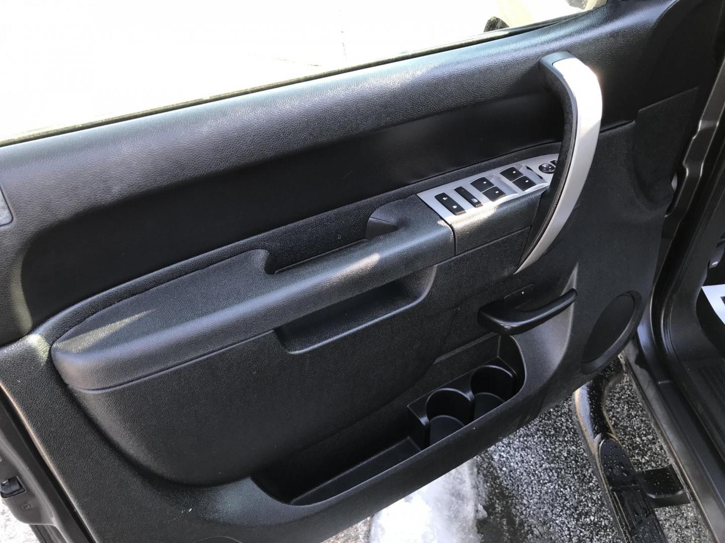 2010 Gray /Gray GMC Sierra 1500 SLE Ext. Cab 4WD (1GTSKVE35AZ) with an 5.3L V8 OHV 16V FFV engine, 4-Speed Automatic transmission, located at 577 Chester Pike, Prospect Park, PA, 19076, (610) 237-1015, 39.886154, -75.302338 - Photo#8