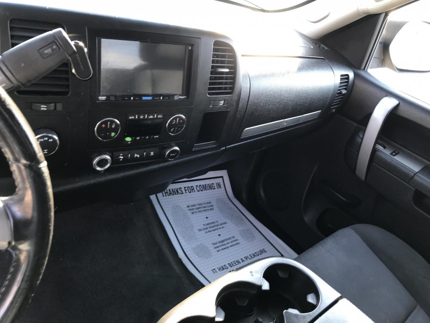 2010 Gray /Gray GMC Sierra 1500 SLE Ext. Cab 4WD (1GTSKVE35AZ) with an 5.3L V8 OHV 16V FFV engine, 4-Speed Automatic transmission, located at 577 Chester Pike, Prospect Park, PA, 19076, (610) 237-1015, 39.886154, -75.302338 - Photo#12