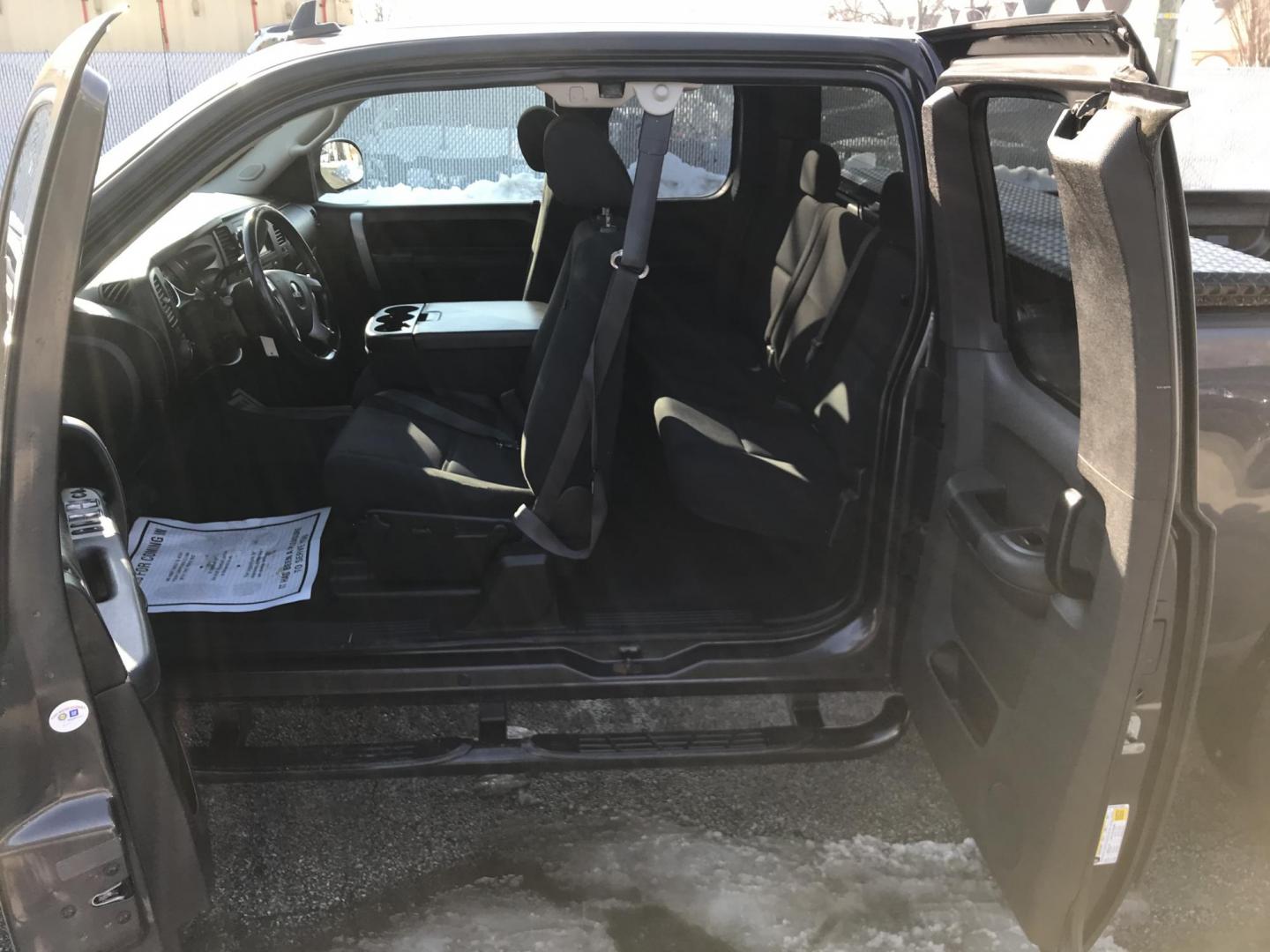 2010 Gray /Gray GMC Sierra 1500 SLE Ext. Cab 4WD (1GTSKVE35AZ) with an 5.3L V8 OHV 16V FFV engine, 4-Speed Automatic transmission, located at 577 Chester Pike, Prospect Park, PA, 19076, (610) 237-1015, 39.886154, -75.302338 - Photo#16