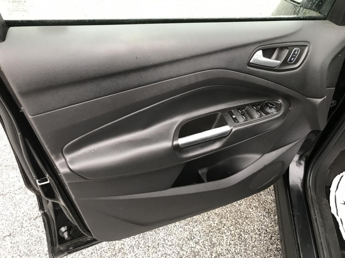 2017 Black /Black Ford Escape SE 4WD (1FMCU9G91HU) with an 2.0L L4 DOHC 16V engine, 6A transmission, located at 577 Chester Pike, Prospect Park, PA, 19076, (610) 237-1015, 39.886154, -75.302338 - 2017 Ford Escape SE: Great on gas, 4x4, backup camera, SUPER CLEAN, runs LIKE NEW! This vehicle comes inspected and has been given a bumper to bumper safety check. It is very clean, reliable, and well maintained. We offer a unique pay plan that is known for being the easiest and fastest financing- Photo#7