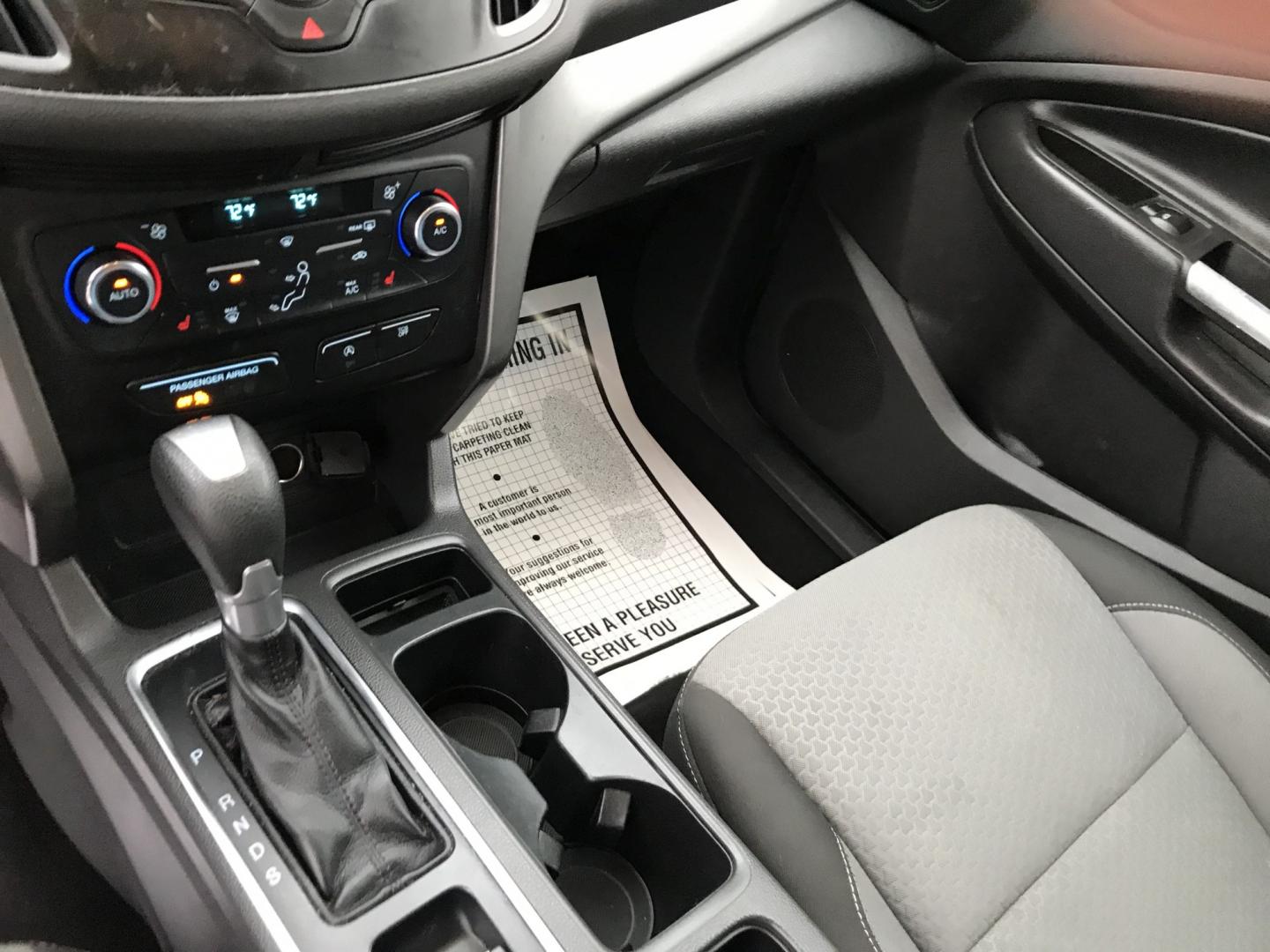 2017 Black /Black Ford Escape SE 4WD (1FMCU9G91HU) with an 2.0L L4 DOHC 16V engine, 6A transmission, located at 577 Chester Pike, Prospect Park, PA, 19076, (610) 237-1015, 39.886154, -75.302338 - 2017 Ford Escape SE: Great on gas, 4x4, backup camera, SUPER CLEAN, runs LIKE NEW! This vehicle comes inspected and has been given a bumper to bumper safety check. It is very clean, reliable, and well maintained. We offer a unique pay plan that is known for being the easiest and fastest financing- Photo#13