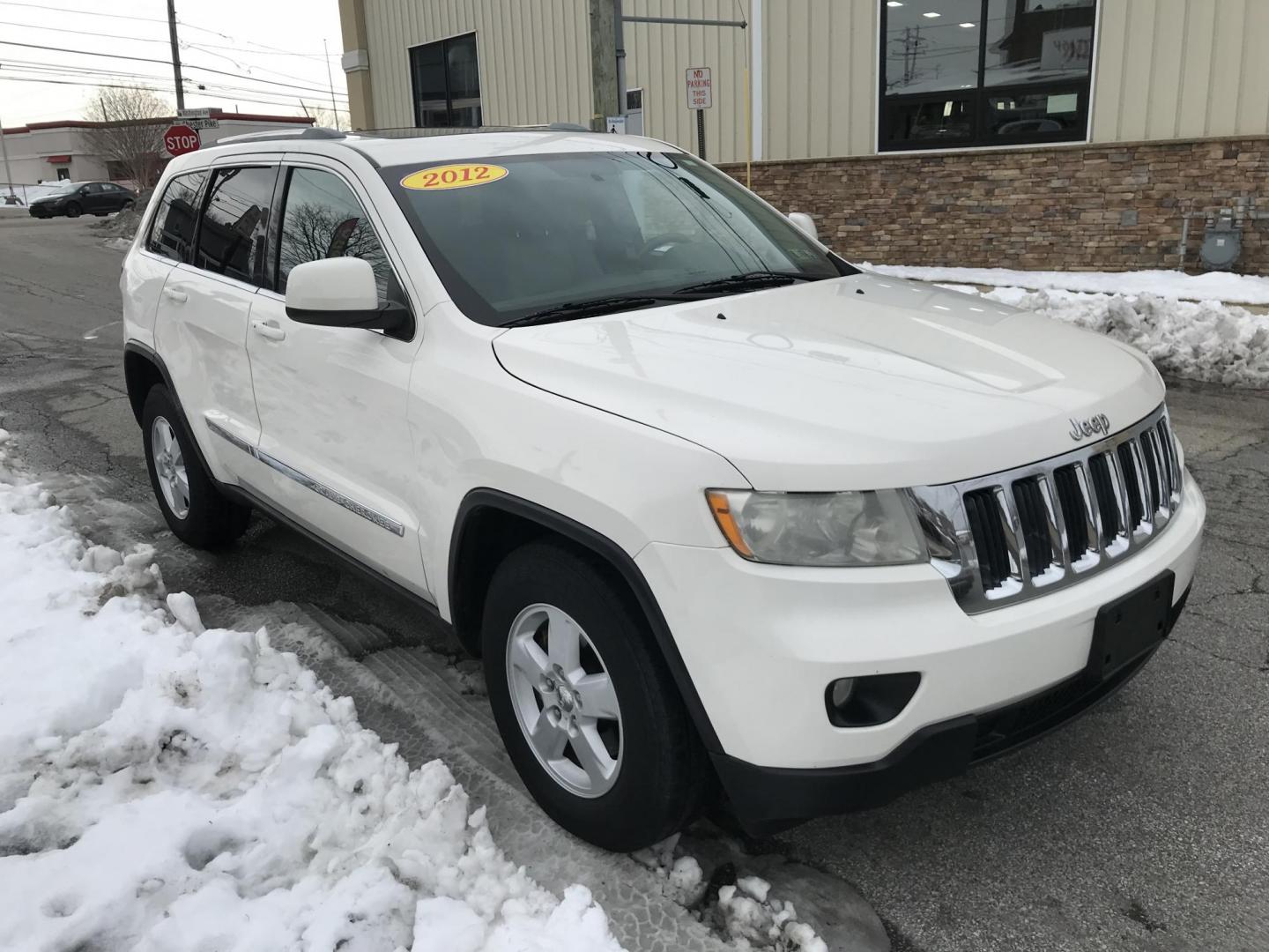2012 White /Tan Jeep Grand Cherokee Laredo 4WD (1C4RJFAG4CC) with an 3.6L V6 DOHC 24V engine, 5-Speed Automatic transmission, located at 577 Chester Pike, Prospect Park, PA, 19076, (610) 237-1015, 39.886154, -75.302338 - 2012 Jeep Grand Cherokee Laredo: 4x4, sunroof, Bluetooth, SUPER CLEAN, runs STRONG! - Photo#1