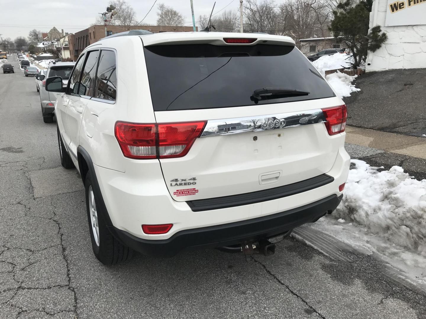 2012 White /Tan Jeep Grand Cherokee Laredo 4WD (1C4RJFAG4CC) with an 3.6L V6 DOHC 24V engine, 5-Speed Automatic transmission, located at 577 Chester Pike, Prospect Park, PA, 19076, (610) 237-1015, 39.886154, -75.302338 - 2012 Jeep Grand Cherokee Laredo: 4x4, sunroof, Bluetooth, SUPER CLEAN, runs STRONG! - Photo#3