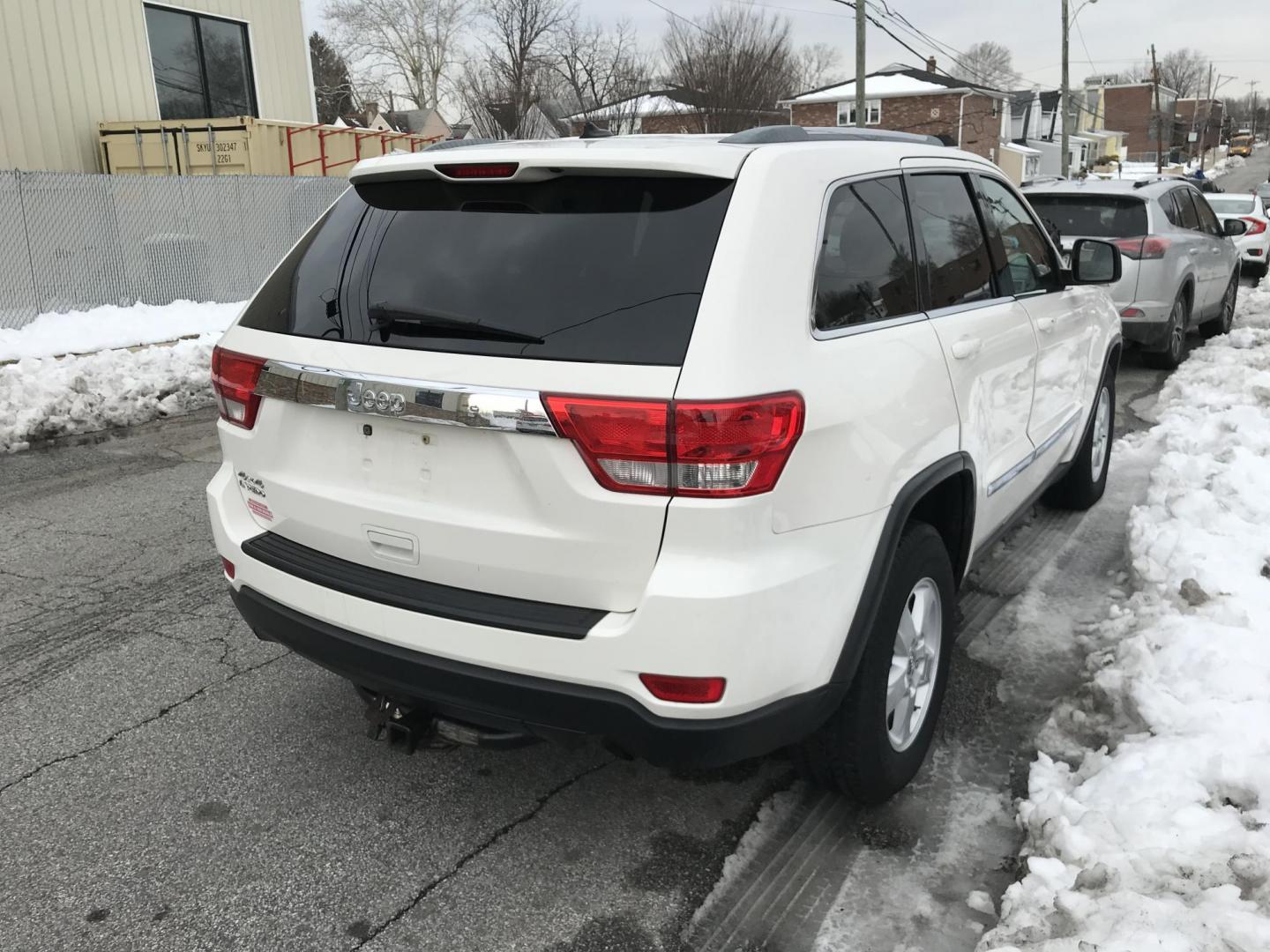 2012 White /Tan Jeep Grand Cherokee Laredo 4WD (1C4RJFAG4CC) with an 3.6L V6 DOHC 24V engine, 5-Speed Automatic transmission, located at 577 Chester Pike, Prospect Park, PA, 19076, (610) 237-1015, 39.886154, -75.302338 - 2012 Jeep Grand Cherokee Laredo: 4x4, sunroof, Bluetooth, SUPER CLEAN, runs STRONG! - Photo#2