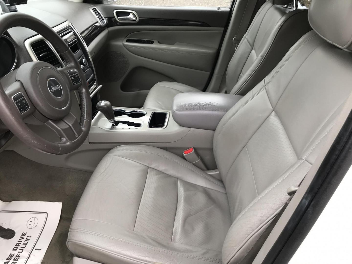 2012 White /Tan Jeep Grand Cherokee Laredo 4WD (1C4RJFAG4CC) with an 3.6L V6 DOHC 24V engine, 5-Speed Automatic transmission, located at 577 Chester Pike, Prospect Park, PA, 19076, (610) 237-1015, 39.886154, -75.302338 - 2012 Jeep Grand Cherokee Laredo: 4x4, sunroof, Bluetooth, SUPER CLEAN, runs STRONG! - Photo#8