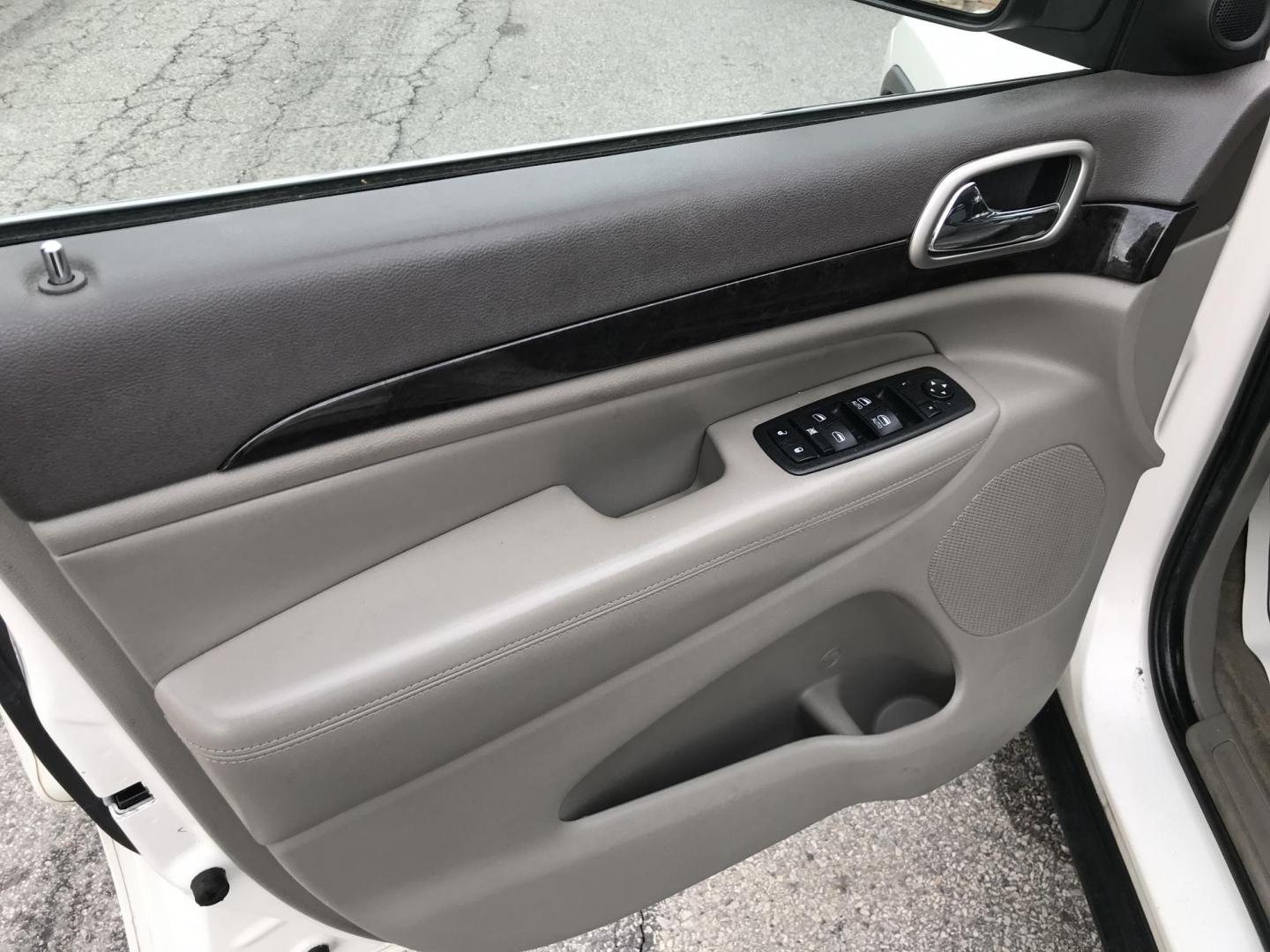 2012 White /Tan Jeep Grand Cherokee Laredo 4WD (1C4RJFAG4CC) with an 3.6L V6 DOHC 24V engine, 5-Speed Automatic transmission, located at 577 Chester Pike, Prospect Park, PA, 19076, (610) 237-1015, 39.886154, -75.302338 - 2012 Jeep Grand Cherokee Laredo: 4x4, sunroof, Bluetooth, SUPER CLEAN, runs STRONG! - Photo#7