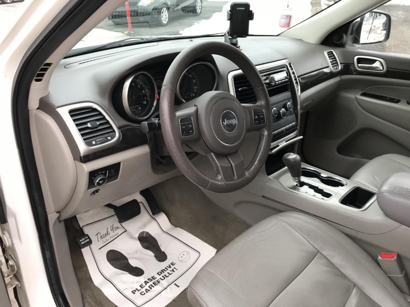 2012 White /Tan Jeep Grand Cherokee Laredo 4WD (1C4RJFAG4CC) with an 3.6L V6 DOHC 24V engine, 5-Speed Automatic transmission, located at 577 Chester Pike, Prospect Park, PA, 19076, (610) 237-1015, 39.886154, -75.302338 - 2012 Jeep Grand Cherokee Laredo: 4x4, sunroof, Bluetooth, SUPER CLEAN, runs STRONG! - Photo#9