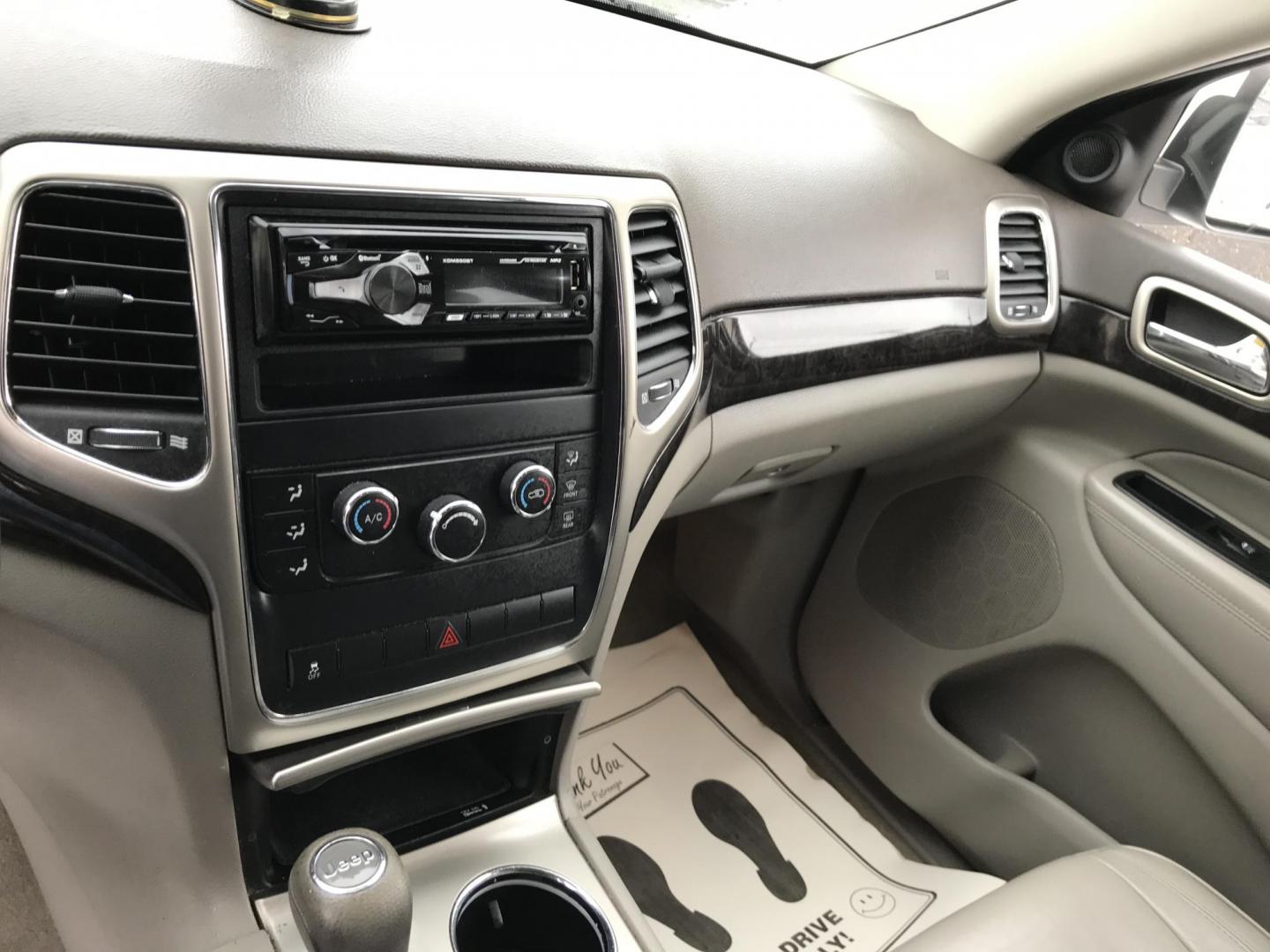 2012 White /Tan Jeep Grand Cherokee Laredo 4WD (1C4RJFAG4CC) with an 3.6L V6 DOHC 24V engine, 5-Speed Automatic transmission, located at 577 Chester Pike, Prospect Park, PA, 19076, (610) 237-1015, 39.886154, -75.302338 - 2012 Jeep Grand Cherokee Laredo: 4x4, sunroof, Bluetooth, SUPER CLEAN, runs STRONG! - Photo#11