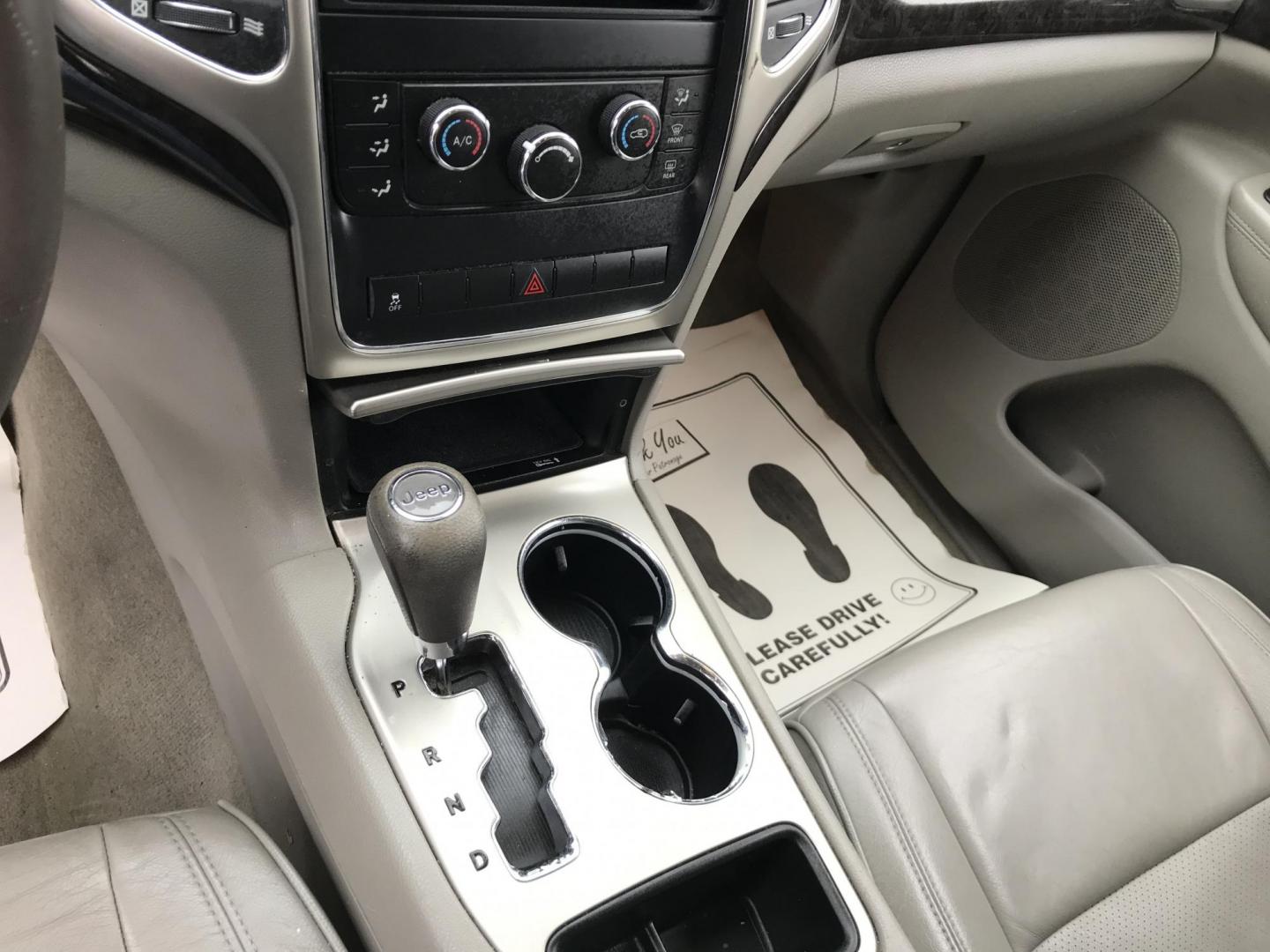 2012 White /Tan Jeep Grand Cherokee Laredo 4WD (1C4RJFAG4CC) with an 3.6L V6 DOHC 24V engine, 5-Speed Automatic transmission, located at 577 Chester Pike, Prospect Park, PA, 19076, (610) 237-1015, 39.886154, -75.302338 - 2012 Jeep Grand Cherokee Laredo: 4x4, sunroof, Bluetooth, SUPER CLEAN, runs STRONG! - Photo#12