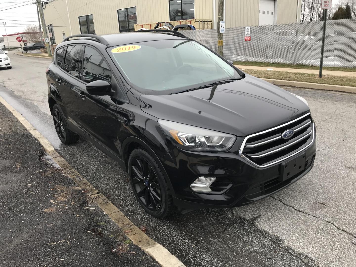 2019 Black /Black Ford Escape SE 4WD (1FMCU9GD9KU) with an 1.5L L4 DOHC 16V engine, 6A transmission, located at 577 Chester Pike, Prospect Park, PA, 19076, (610) 237-1015, 39.886154, -75.302338 - Photo#3