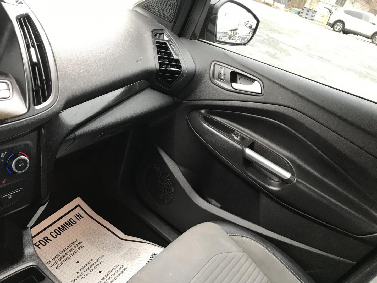 2019 Black /Black Ford Escape SE 4WD (1FMCU9GD9KU) with an 1.5L L4 DOHC 16V engine, 6A transmission, located at 577 Chester Pike, Prospect Park, PA, 19076, (610) 237-1015, 39.886154, -75.302338 - Photo#15