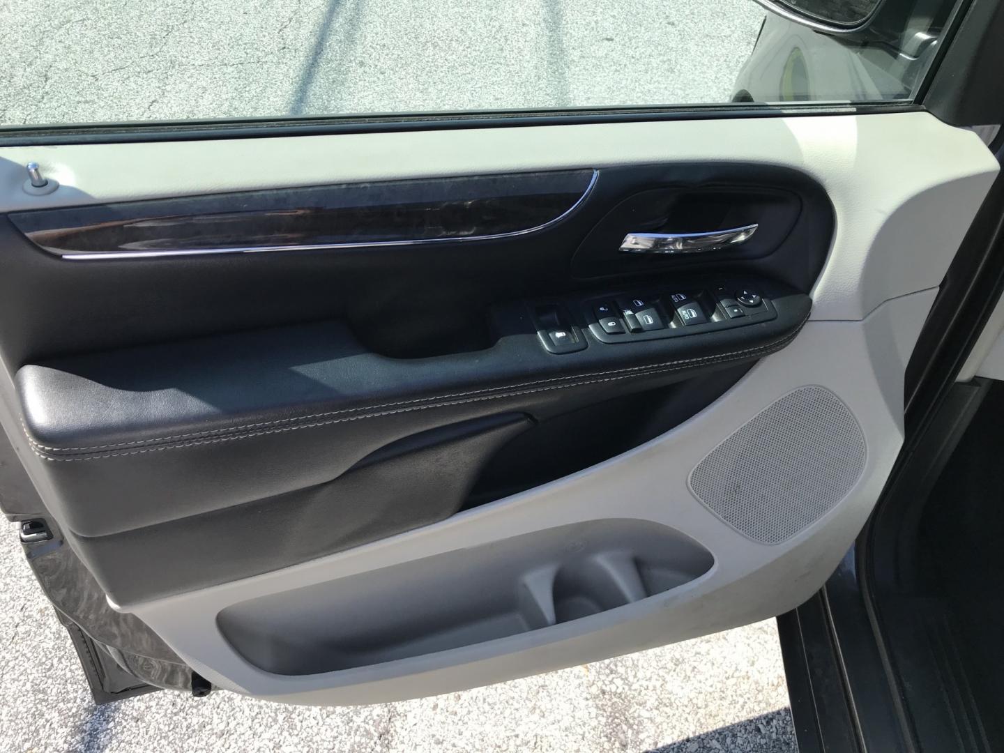 2016 Gray /Black Chrysler Town & Country Touring (2C4RC1BG3GR) with an 3.6L V6 DOHC 24V engine, 6A transmission, located at 577 Chester Pike, Prospect Park, PA, 19076, (610) 237-1015, 39.886154, -75.302338 - 2016 Chrylser Town & Country Touring 105k miles • DVD Player Example Financing: • $3,500 Down • $100 Weekly • $200 Bi-Weekly We finance our own vehicles. We do not obtain or review traditional consumer credit reports. Financing decisions are based on verified income, ability to repay,- Photo#8