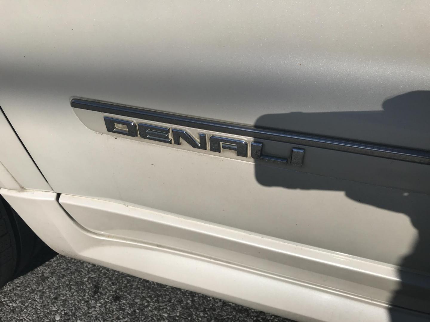 2012 White /Black GMC Acadia Denali AWD (1GKKVTED8CJ) with an 3.6L V6 DOHC 24V engine, 6-Speed Automatic transmission, located at 577 Chester Pike, Prospect Park, PA, 19076, (610) 237-1015, 39.886154, -75.302338 - 2012 GMC Acadia Denali: AWD, 3rd row seating, sunroofs, DVD player, navigation system, SUPER CLEAN, runs LIKE NEW! This vehicle comes inspected and has been given a bumper to bumper safety check. It is very clean, reliable, and well maintained. We offer a unique pay plan that is known for being t - Photo#7