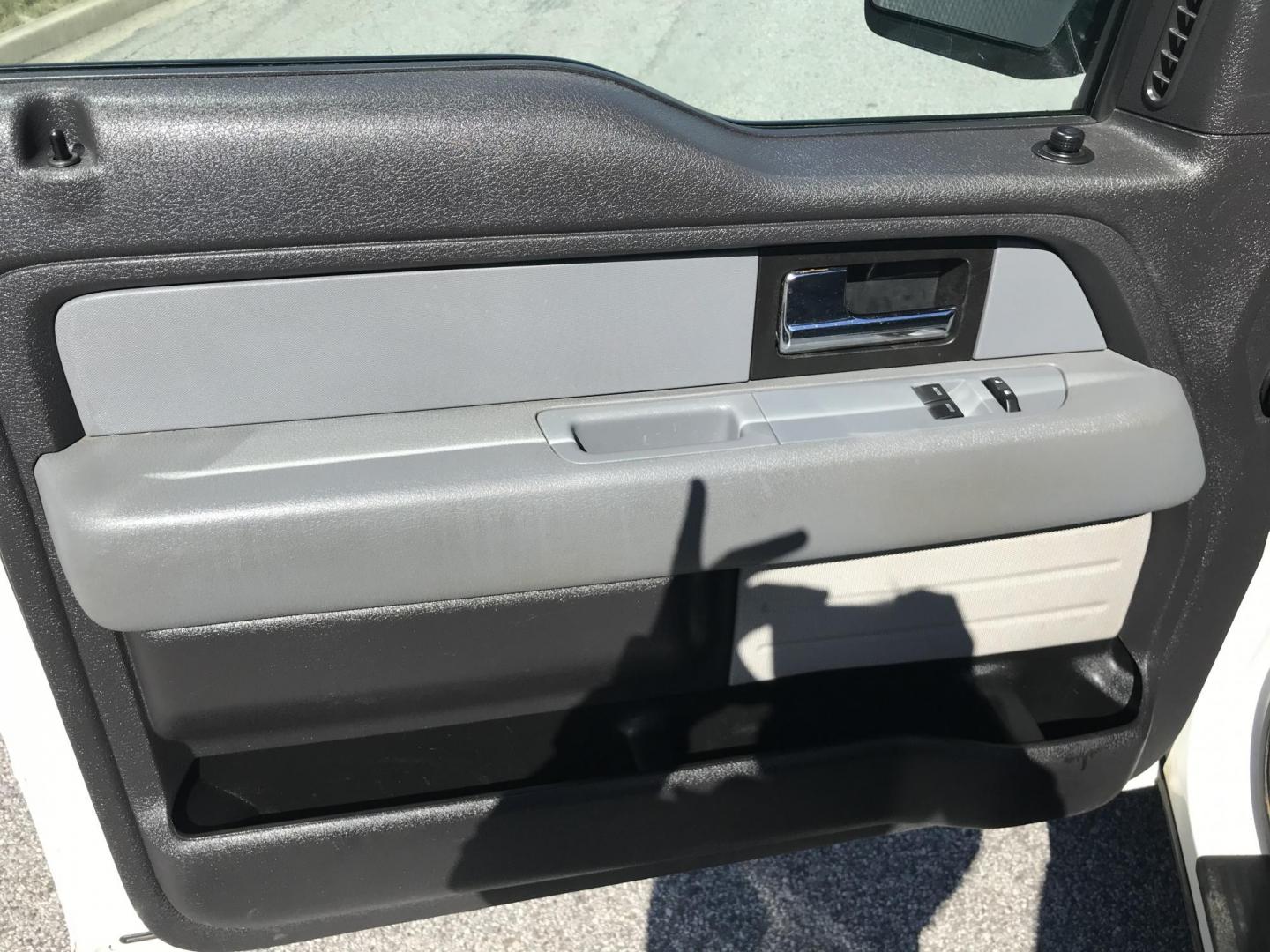 2013 White /Gray Ford F-150 XLT 8-ft. Bed 2WD (1FTMF1CMXDK) with an 3.7L V6 DOHC 24V engine, 6-Speed Automatic transmission, located at 577 Chester Pike, Prospect Park, PA, 19076, (610) 237-1015, 39.886154, -75.302338 - 2013 Ford F150: Only 129k miles, 8 Foot Long Bed, new PA inspection, bed liner, SUPER CLEAN, FLEET MAINTAINED! This vehicle comes inspected and has been given a bumper to bumper safety check. It is very clean, reliable, and well maintained. We offer a unique pay plan that is known for being the e - Photo#9