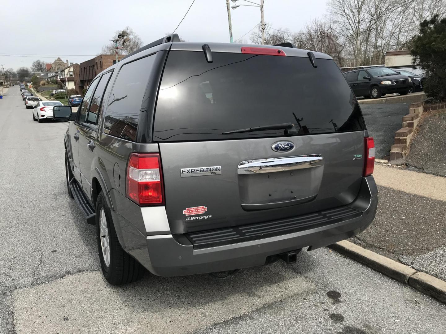 2014 Gray /Beige Ford Expedition XLT 4WD (1FMJU1J52EE) with an 5.4L V8 SOHC 16V FFV engine, 6-Speed Automatic transmission, located at 577 Chester Pike, Prospect Park, PA, 19076, (610) 237-1015, 39.886154, -75.302338 - Photo#5