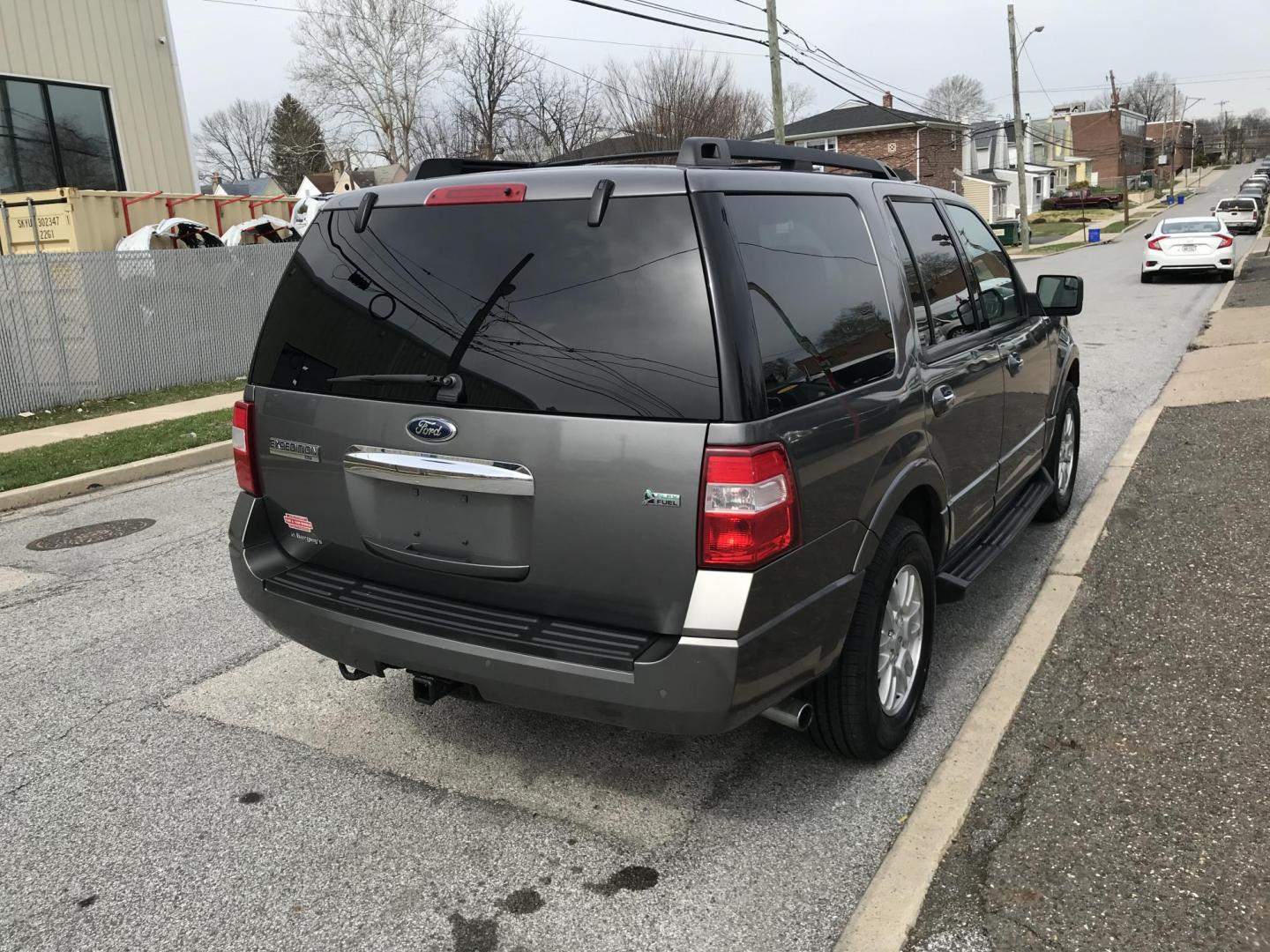 2014 Gray /Beige Ford Expedition XLT 4WD (1FMJU1J52EE) with an 5.4L V8 SOHC 16V FFV engine, 6-Speed Automatic transmission, located at 577 Chester Pike, Prospect Park, PA, 19076, (610) 237-1015, 39.886154, -75.302338 - Photo#4