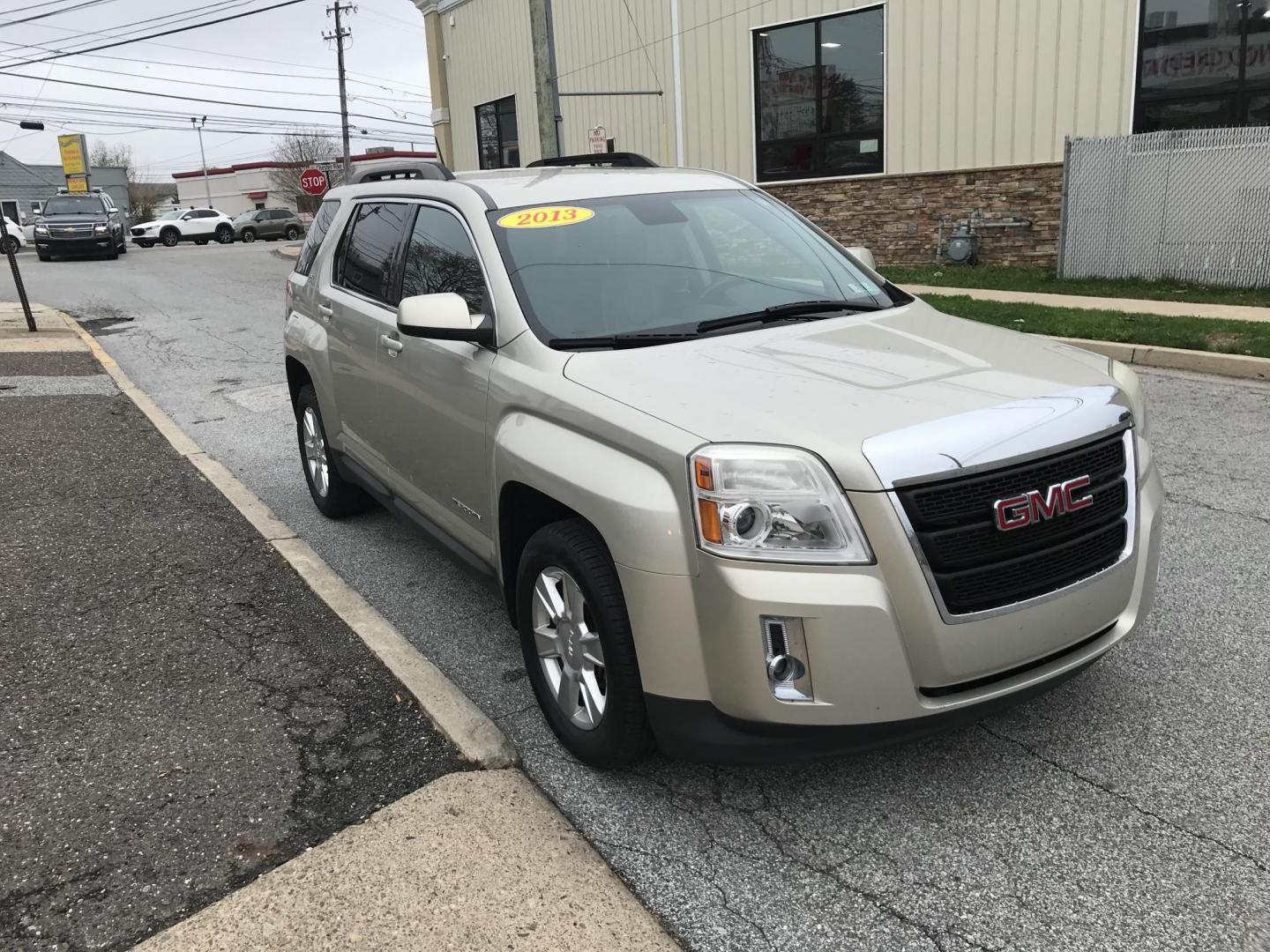 2013 Gold /Black GMC Terrain SLT1 (2GKALUEKXD6) with an 2.4L L4 DOHC 16V FFV engine, 6-Speed Automatic transmission, located at 577 Chester Pike, Prospect Park, PA, 19076, (610) 237-1015, 39.886154, -75.302338 - 2013 GMC Terrain SLT: Only 116k miles, backup camera, new PA inspection, great on gas, SUPER CLEAN, runs LIKE NEW! This vehicle comes inspected and has been given a bumper to bumper safety check. It is very clean, reliable, and well maintained. We offer a unique pay plan that is known for being t - Photo#3
