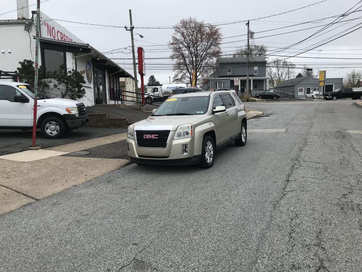2013 Gold /Black GMC Terrain SLT1 (2GKALUEKXD6) with an 2.4L L4 DOHC 16V FFV engine, 6-Speed Automatic transmission, located at 577 Chester Pike, Prospect Park, PA, 19076, (610) 237-1015, 39.886154, -75.302338 - 2013 GMC Terrain SLT: Only 116k miles, backup camera, new PA inspection, great on gas, SUPER CLEAN, runs LIKE NEW! This vehicle comes inspected and has been given a bumper to bumper safety check. It is very clean, reliable, and well maintained. We offer a unique pay plan that is known for being t - Photo#1