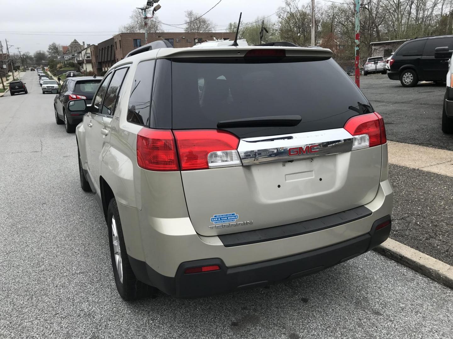 2013 Gold /Black GMC Terrain SLT1 (2GKALUEKXD6) with an 2.4L L4 DOHC 16V FFV engine, 6-Speed Automatic transmission, located at 577 Chester Pike, Prospect Park, PA, 19076, (610) 237-1015, 39.886154, -75.302338 - 2013 GMC Terrain SLT: Only 116k miles, backup camera, new PA inspection, great on gas, SUPER CLEAN, runs LIKE NEW! This vehicle comes inspected and has been given a bumper to bumper safety check. It is very clean, reliable, and well maintained. We offer a unique pay plan that is known for being t - Photo#5