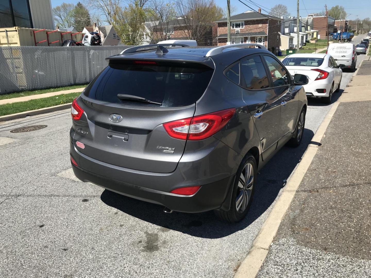 2015 Gray /Black Hyundai Tucson GLS AWD (KM8JUCAG7FU) with an 2.4L L4 DOHC 16V engine, 6-Speed Automatic transmission, located at 577 Chester Pike, Prospect Park, PA, 19076, (610) 237-1015, 39.886154, -75.302338 - 2017 Hyundai Tucson GLS AWD: Dual sunroofs, navigation system, backup camera, AWD, new PA inspection, SUPER CLEAN, runs LIKE NEW! This vehicle comes inspected and has been given a bumper to bumper safety check. It is very clean, reliable, and well maintained. We offer a unique pay plan that is kn - Photo#4